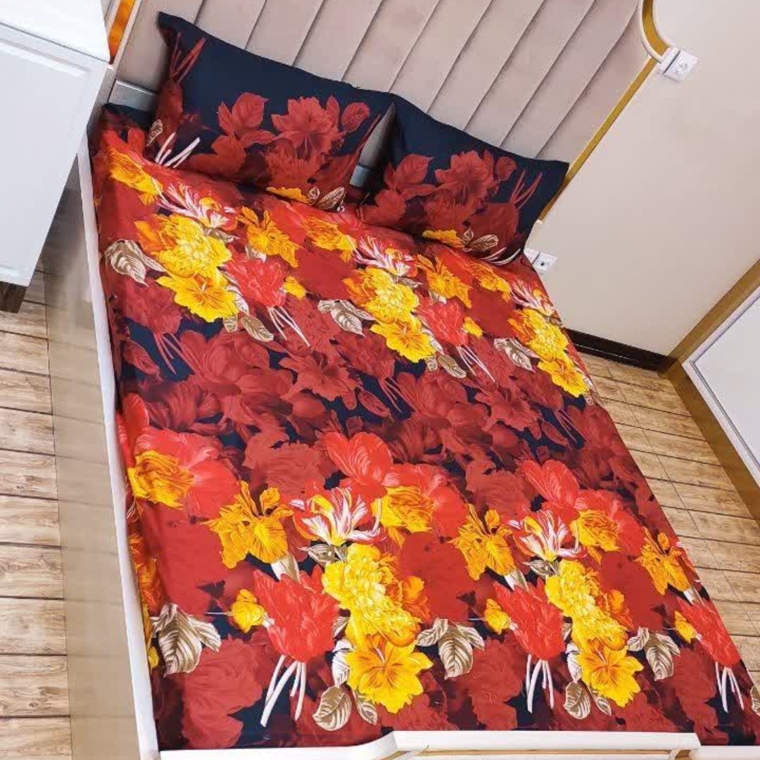 رو تختی دور کشدار سایز دو نفره شامل دو عدد روی بالشی و یک عدد ملحفه تخت