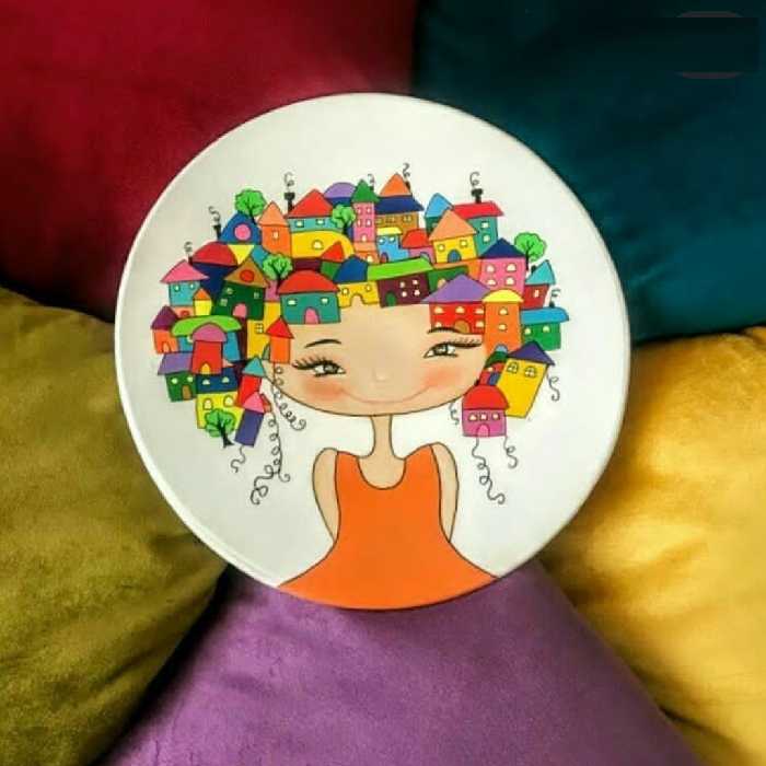 بشقاب دیوارکوب سفالی طرح دختر خانه به دوش