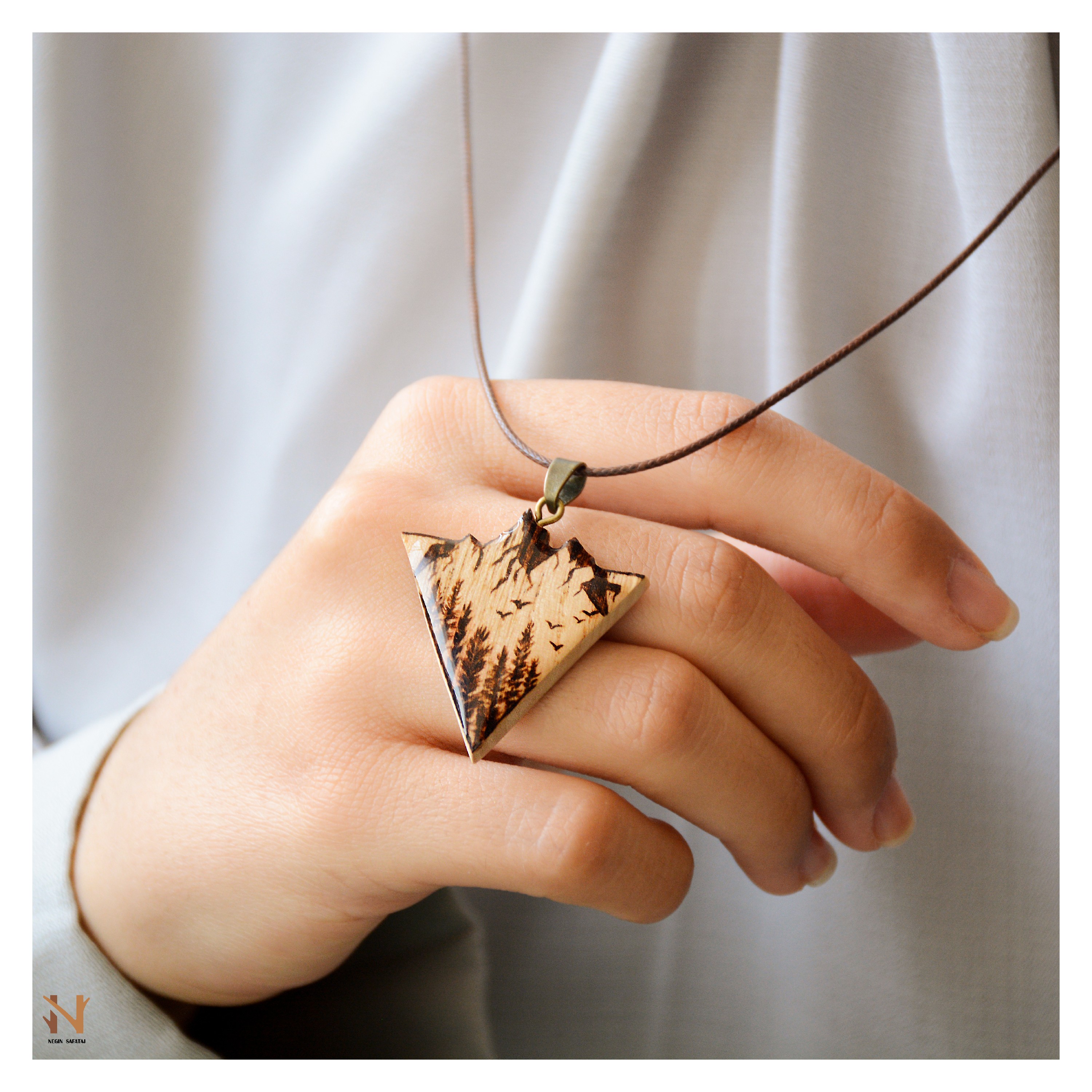 گردنبند زیبای پرفروش ما گردنبند طبیعت، چوب طبیعی به همراه سوختنگاری و یک لایه رزین شفاف روی گردنبند