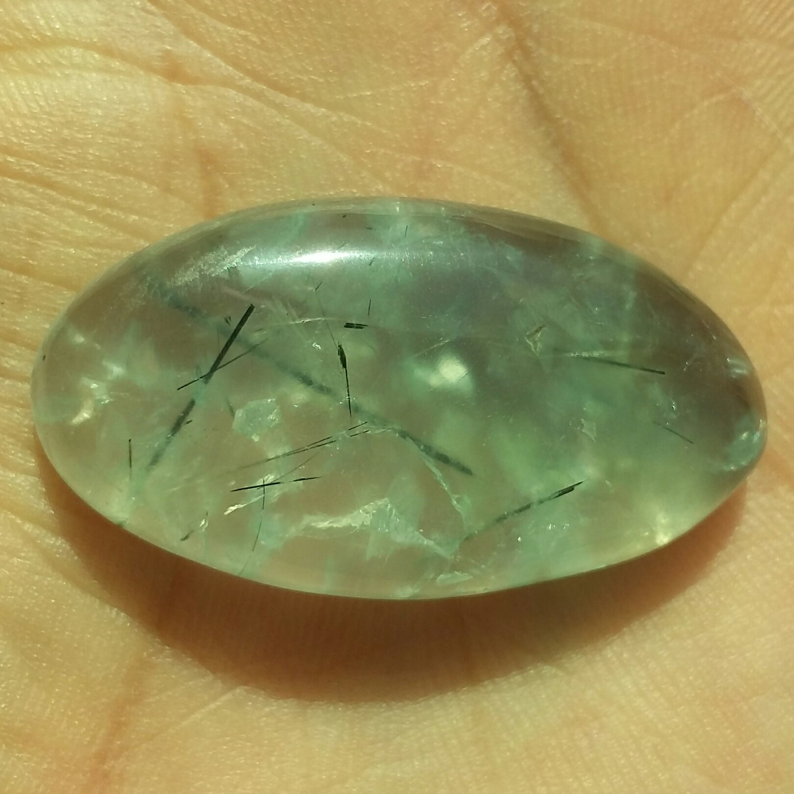 نگین پرهینت معدنی سبز با رتایل های مشکی محشر صد در صد طبیعی سایز درشت مدالی