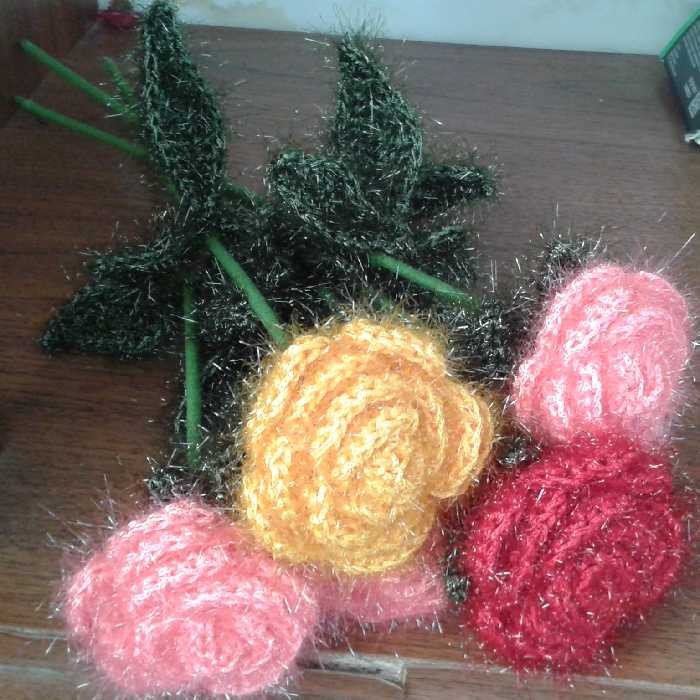 شاخه گل رز بافتنی کاموایی 