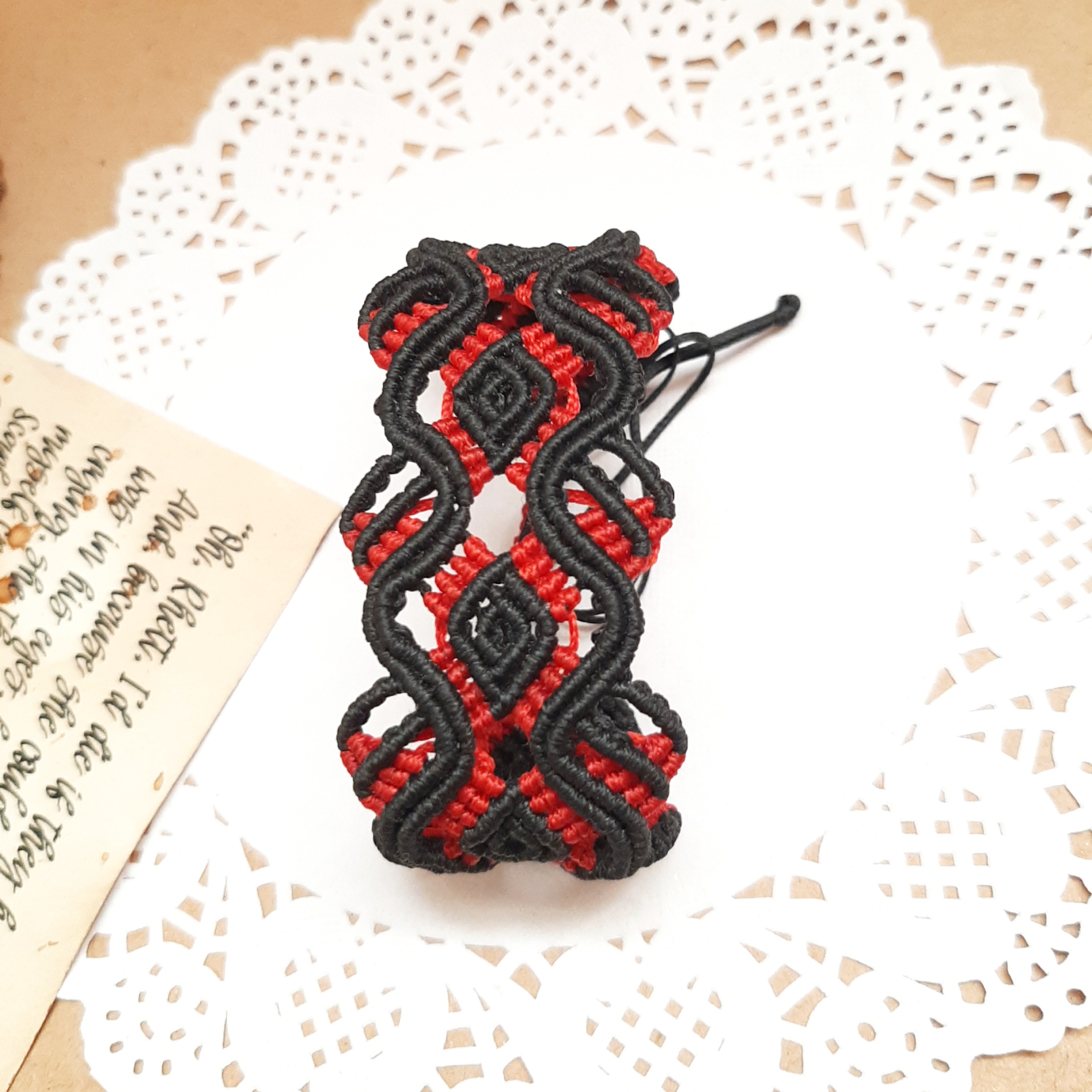 دستبند دستباف میکرومکرومه بافته شده با نخ موم زده 