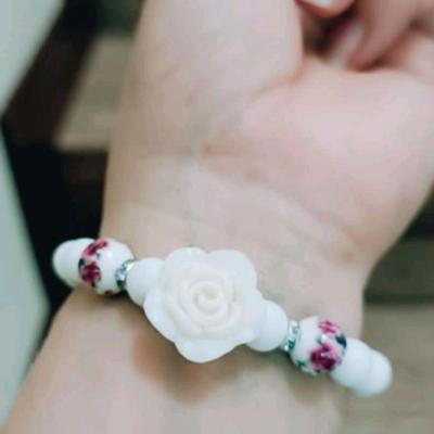 دستبند زیبای سنگ اونیکس سفید‌ و مهره ی گل گلی