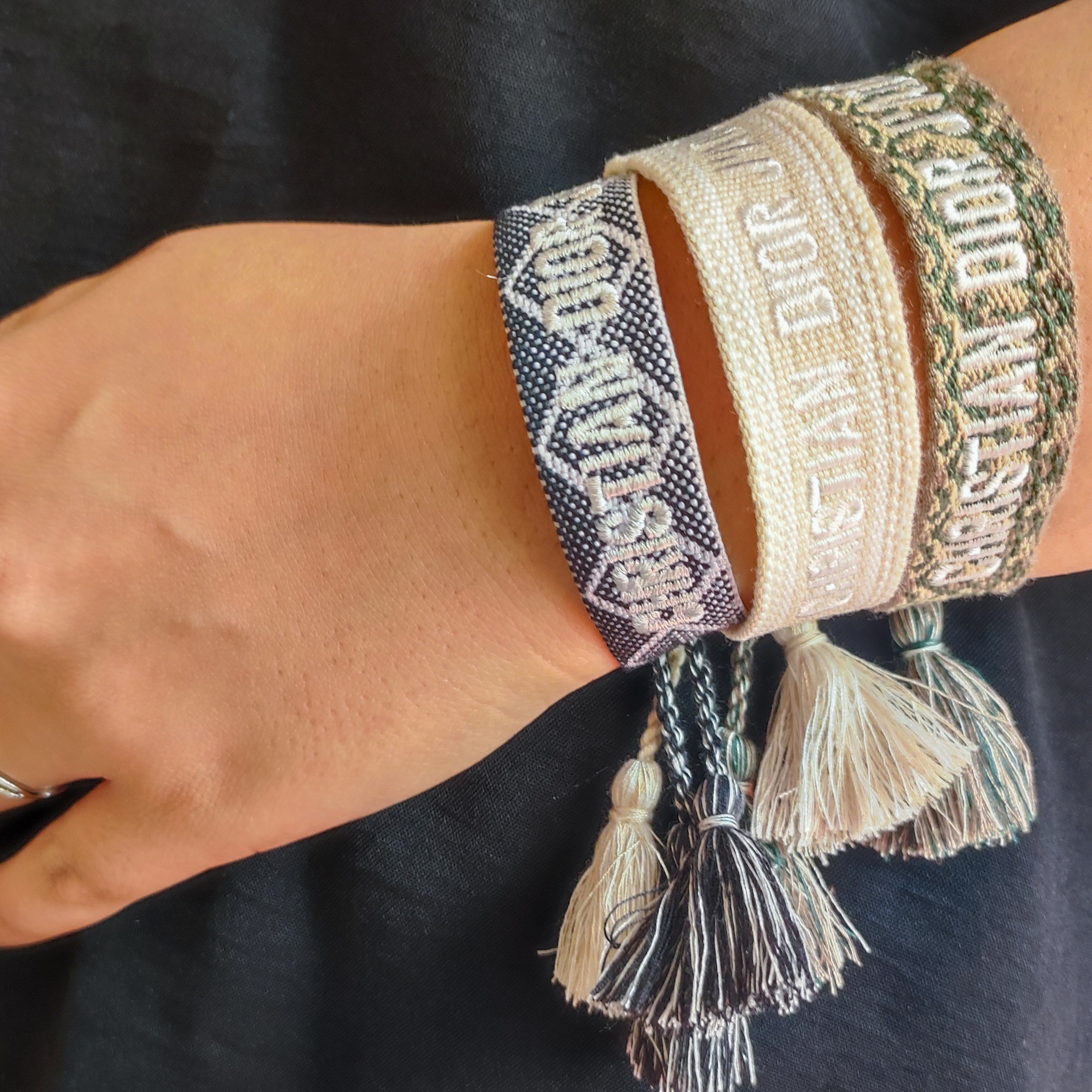 دستبند های بافت طرح دیور ،در 5رنگ متنوع و کاربردی،مناسب آقایان و خانمها 