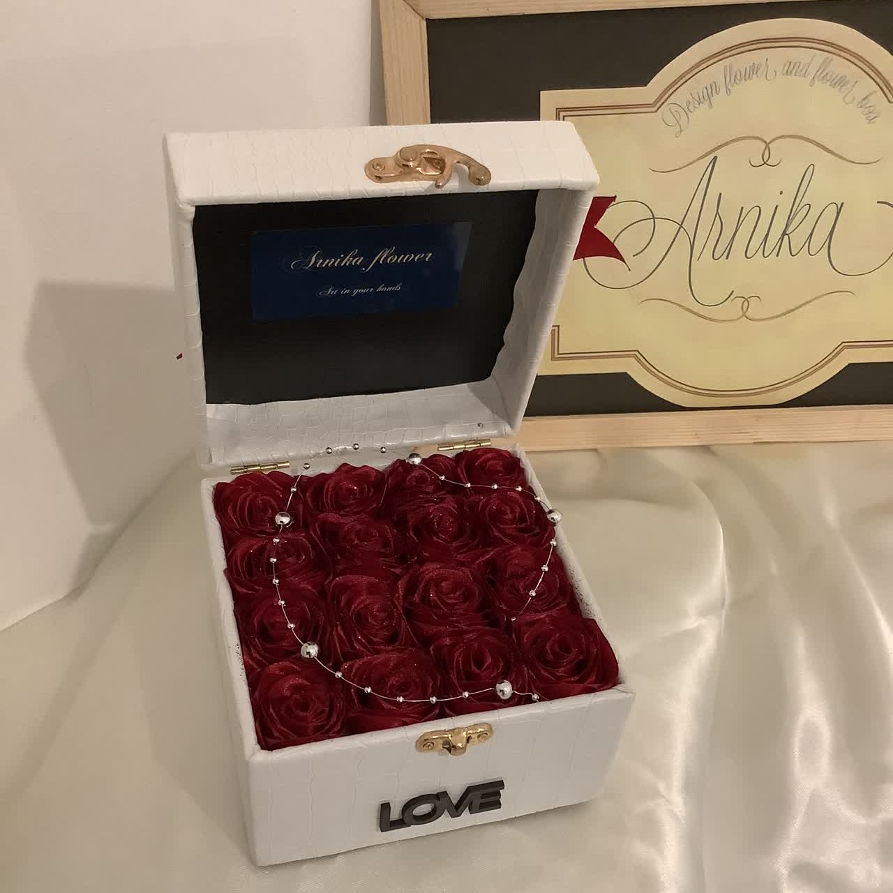باکس گل صندوقچه ای چرمی با گل رز مناسب روز مادر و زن