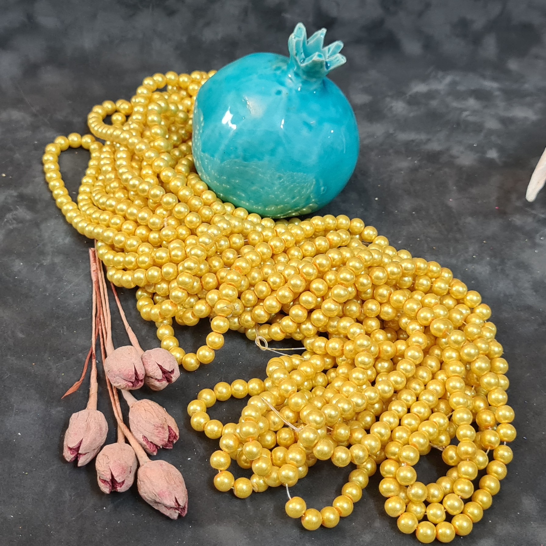 مروارید سنگی اصل (کد 22) شماره 8(زردطلایی روشن  صدفی براق   )بصورت یک بند ،  شامل (105 الی110 مهره ) 75 گرم 