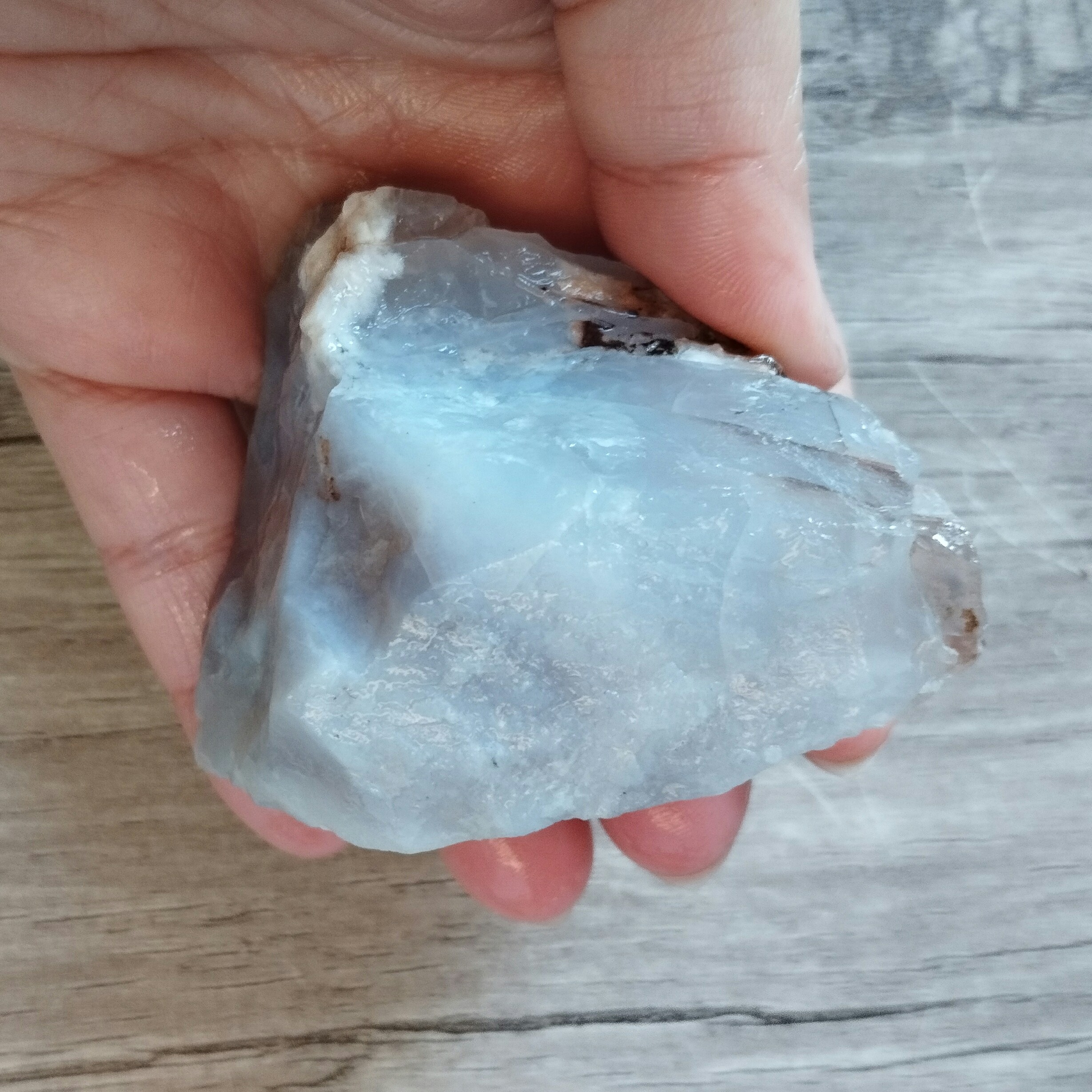 سنگ عقیق آبی نیمه شفاف معدنی و اصل کمیاب عکس از  سنگ در حالت خیس گرفته شده و سنگ ترک دارد