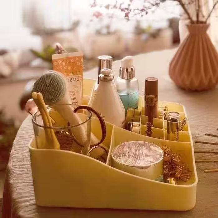 استند آرایشی پلاستیکی