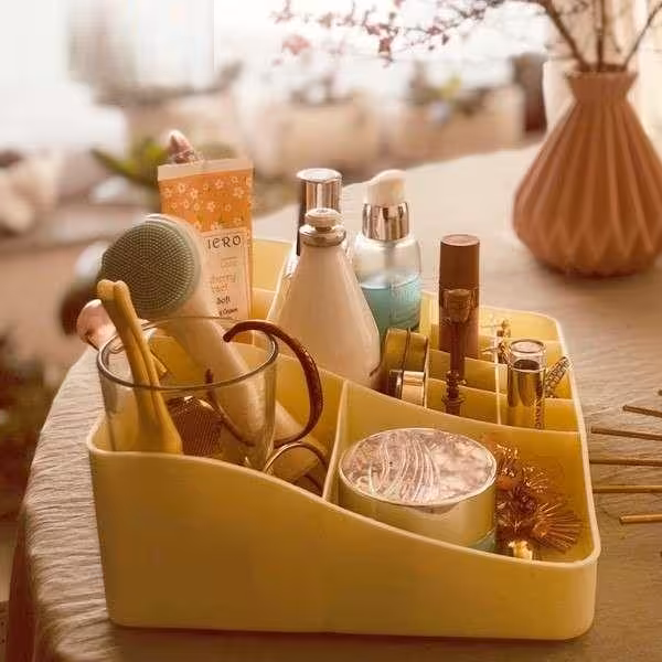 استند آرایشی پلاستیکی