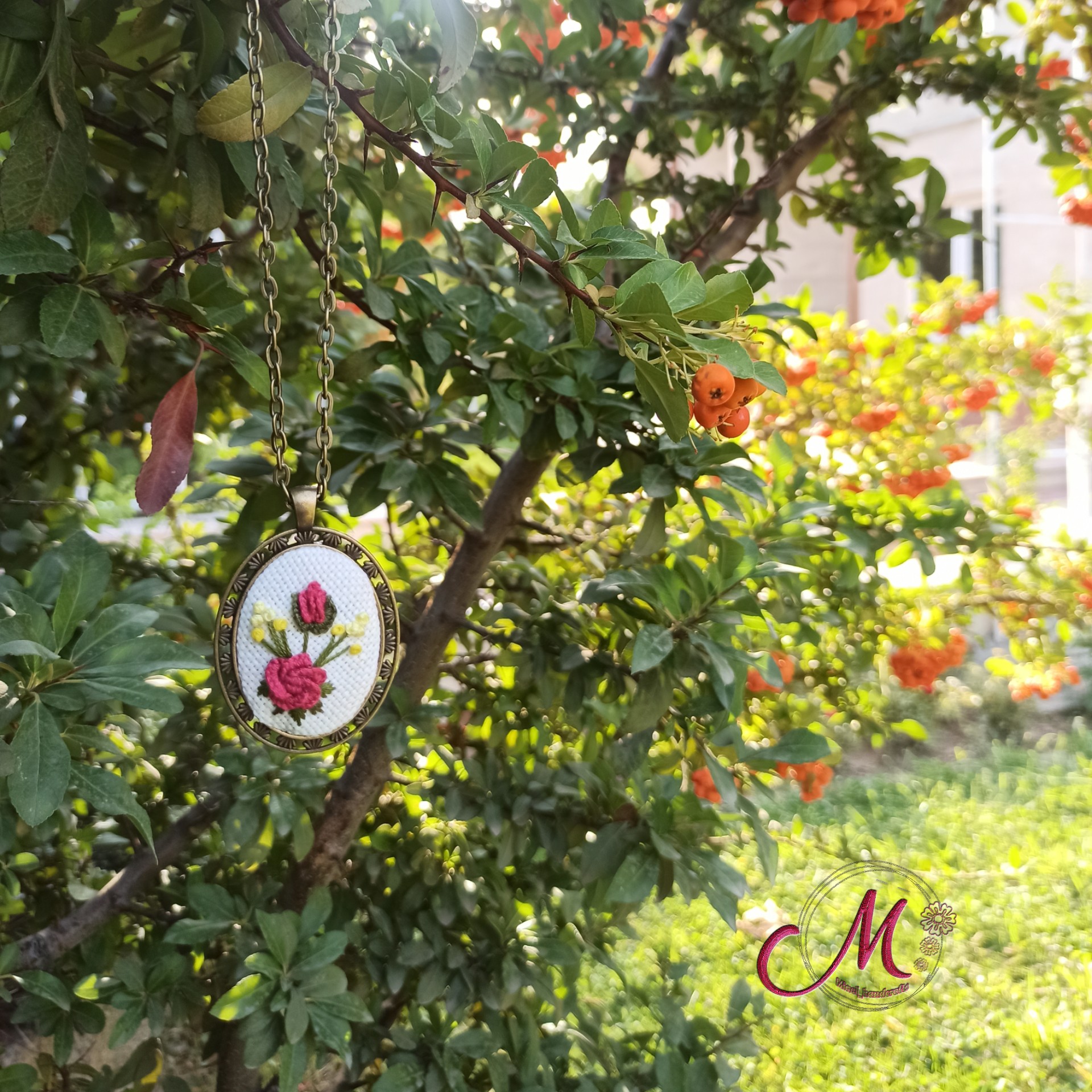 گردنبند  برنزی گلدوزی شده