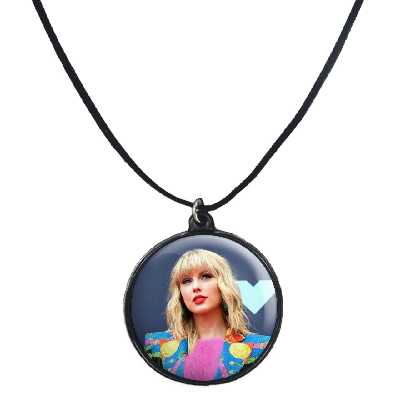 گردنبند پرمانه طرح تیلور سویفت کد pmb.2223 مدل دو طرفه