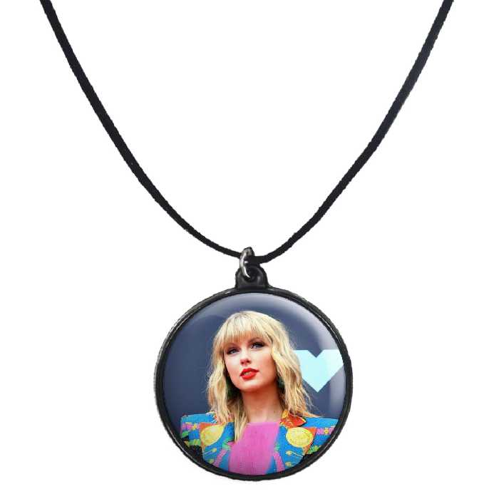 گردنبند پرمانه طرح تیلور سویفت کد pmb.2223 مدل دو طرفه