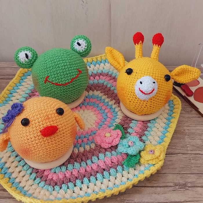 توپ جغجغه ای طرح حیوانات جوجه و قورباغه و زرافه بافتنی قابل بافت در رنگ های مختلف  یک اسباب بازی مناسب برای کوچولوها