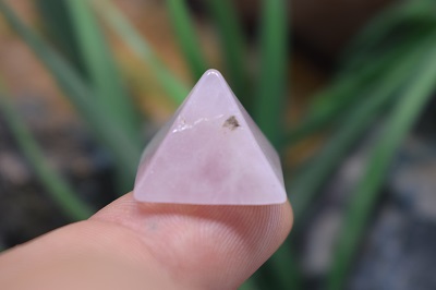 هرم کوارتز صورتی