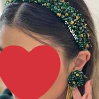 تل سر زمینه مخمل سبز و جواهردوزی روی تل با گلبرگ طلایی. قیمت برای  تل سه سانت میباشد.اینکار سفارش مشتری ست مادر و دختر  