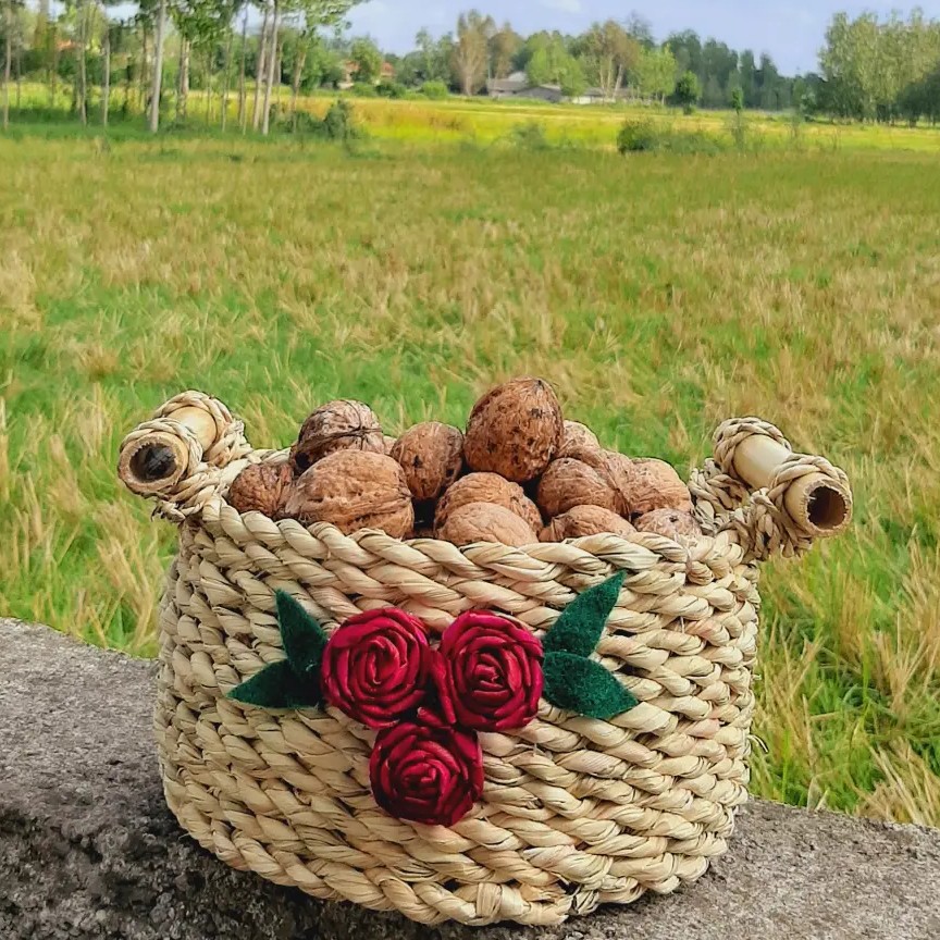 سبد میوه دسته بامبو گلدار. قطرکار  20 سانت ارتفاع حدود 11 سانت می باشد