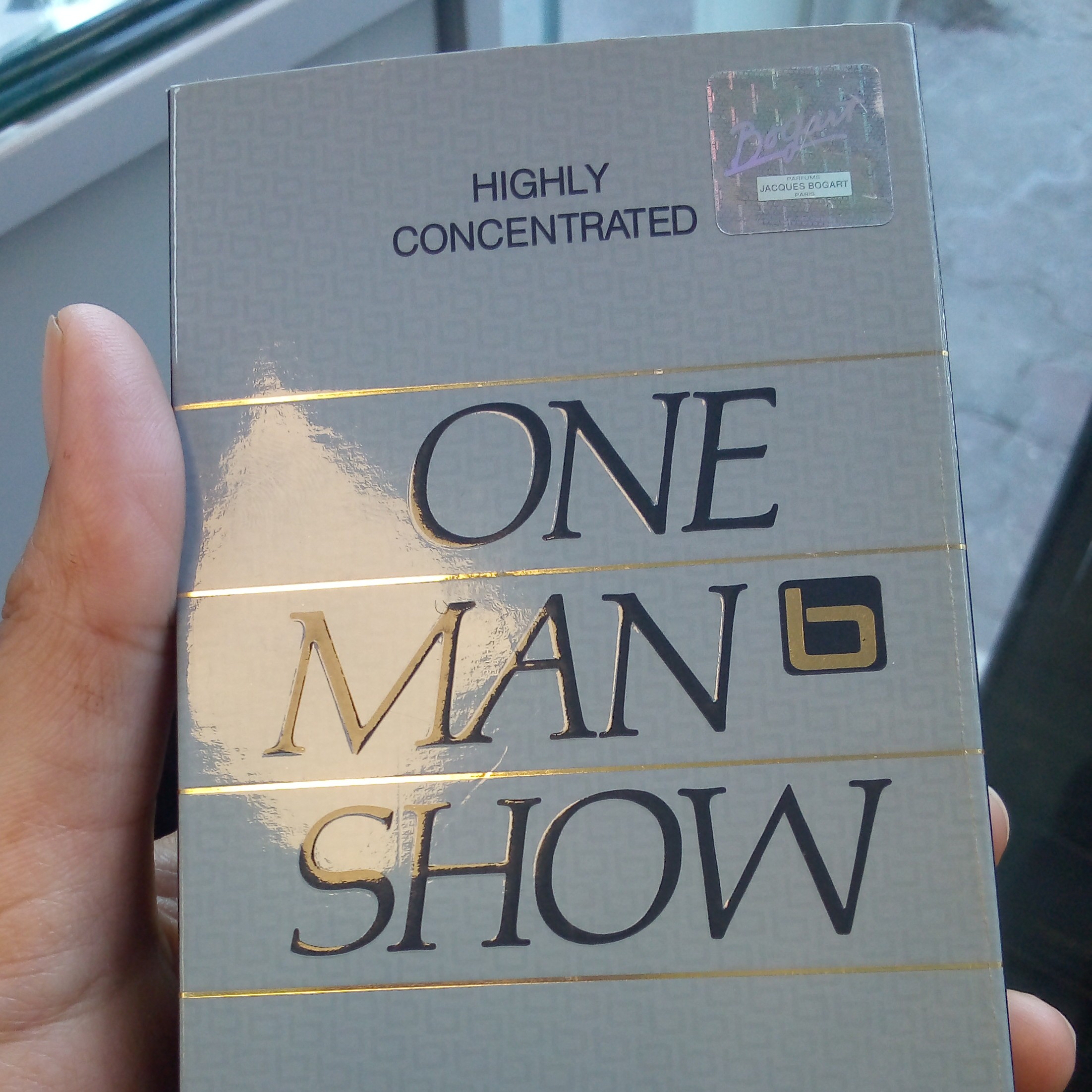 ادکلن وان من شو با همان عطر و رایحه ی همیشگی با عطر گیاهان خنک و تند و با ماندگاری عالی 