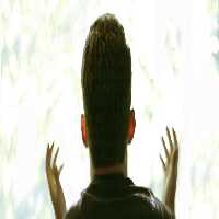 خرید و دانلود عکس مردی با دستان باز در مقابل نور مناسب محتوا روانشناسی | پیک فاکس | Pic Fox