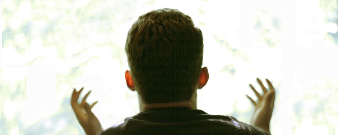 خرید و دانلود عکس مردی با دستان باز در مقابل نور مناسب محتوا روانشناسی | پیک فاکس | Pic Fox