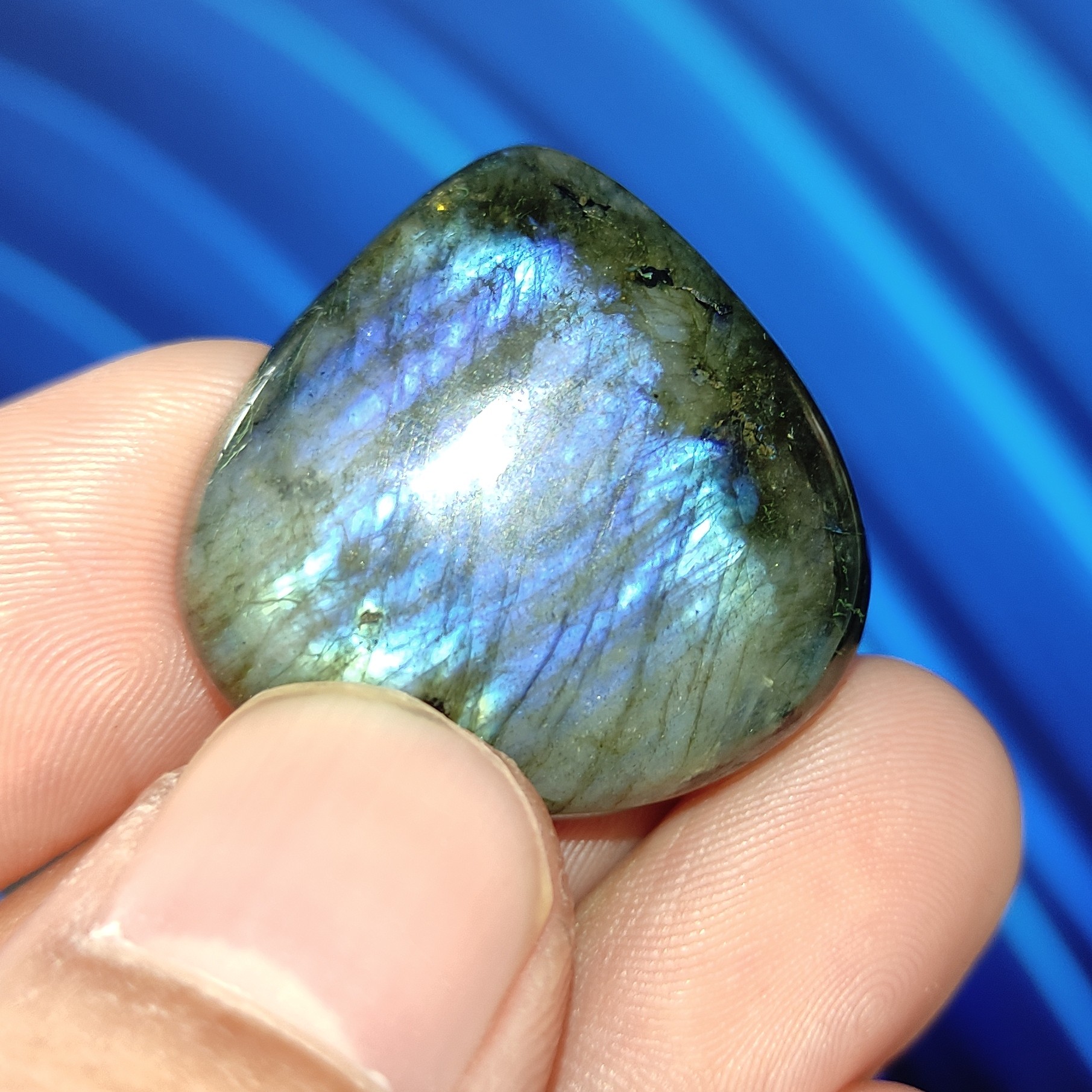 لابرادوریت طبیعی معروف به سنگ دگرگونی کانی جذاب با درخشش آبی بنفش مناسب گردنبند دستبند هدیه کادو تولد کد BM25