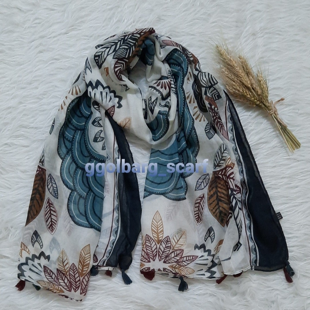 شال نخی وارداتی طرح برگ زمینه کِرم دورچرخ دوز قواره دار دستک های شال منگوله های ریز داره ایستایی خیلی خوبی داره
