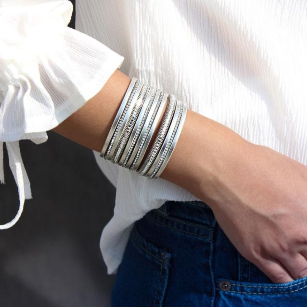 دستبند النگویی چرم نگین دار با کیفیت در رنگبندی متنوع