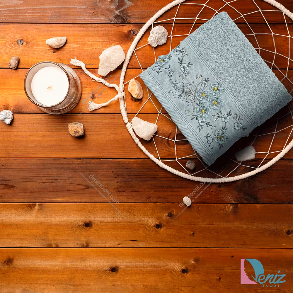 حوله دستی گلدوزی طرح گل برجسته رنگ فیروزه ای روشن