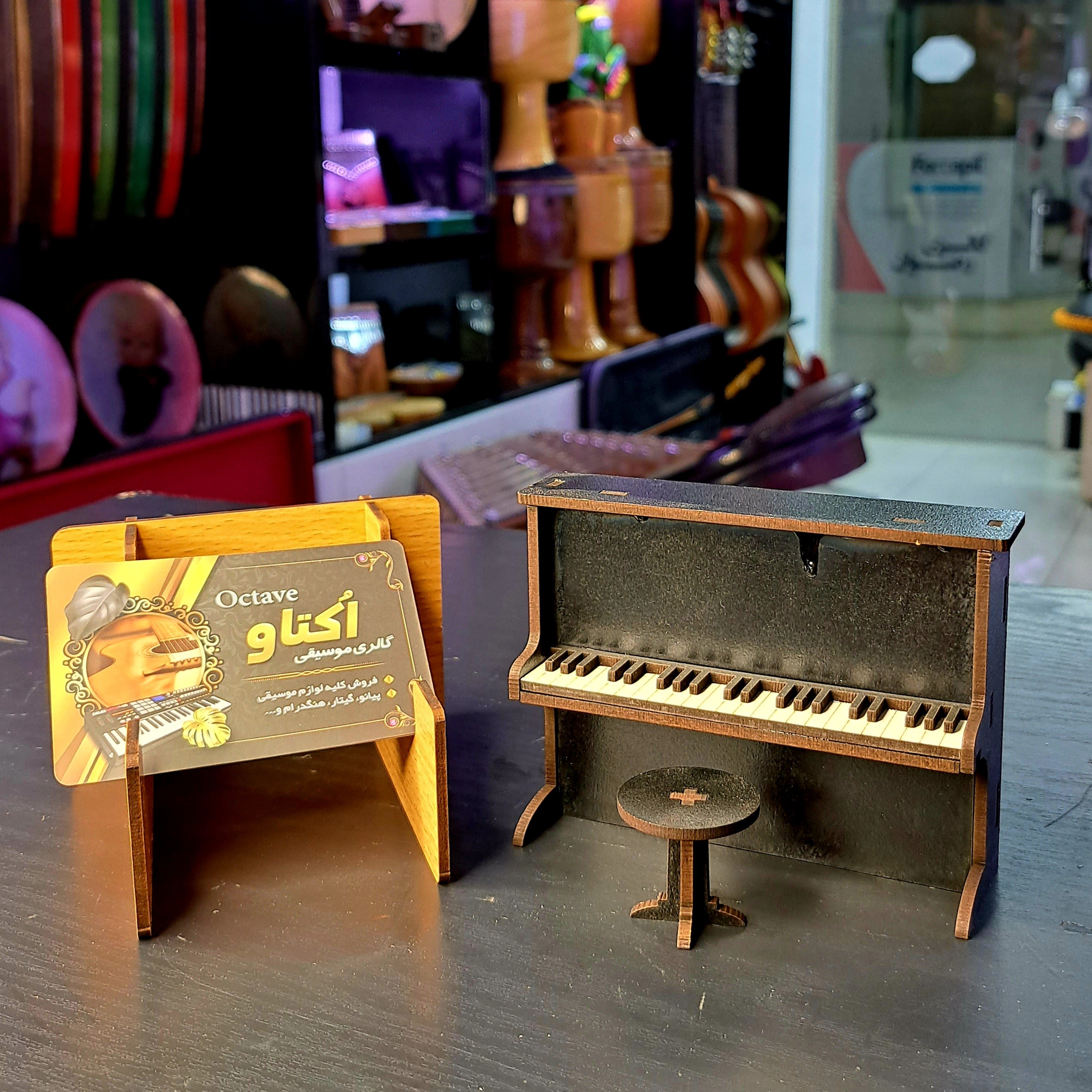 پیانو طرح اکوستیک دیواری مینیاتوری