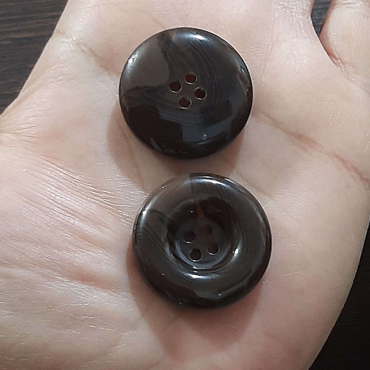 دکمه قهوه ای سوخته . سایز متوسط دو سانت و هفت میل 