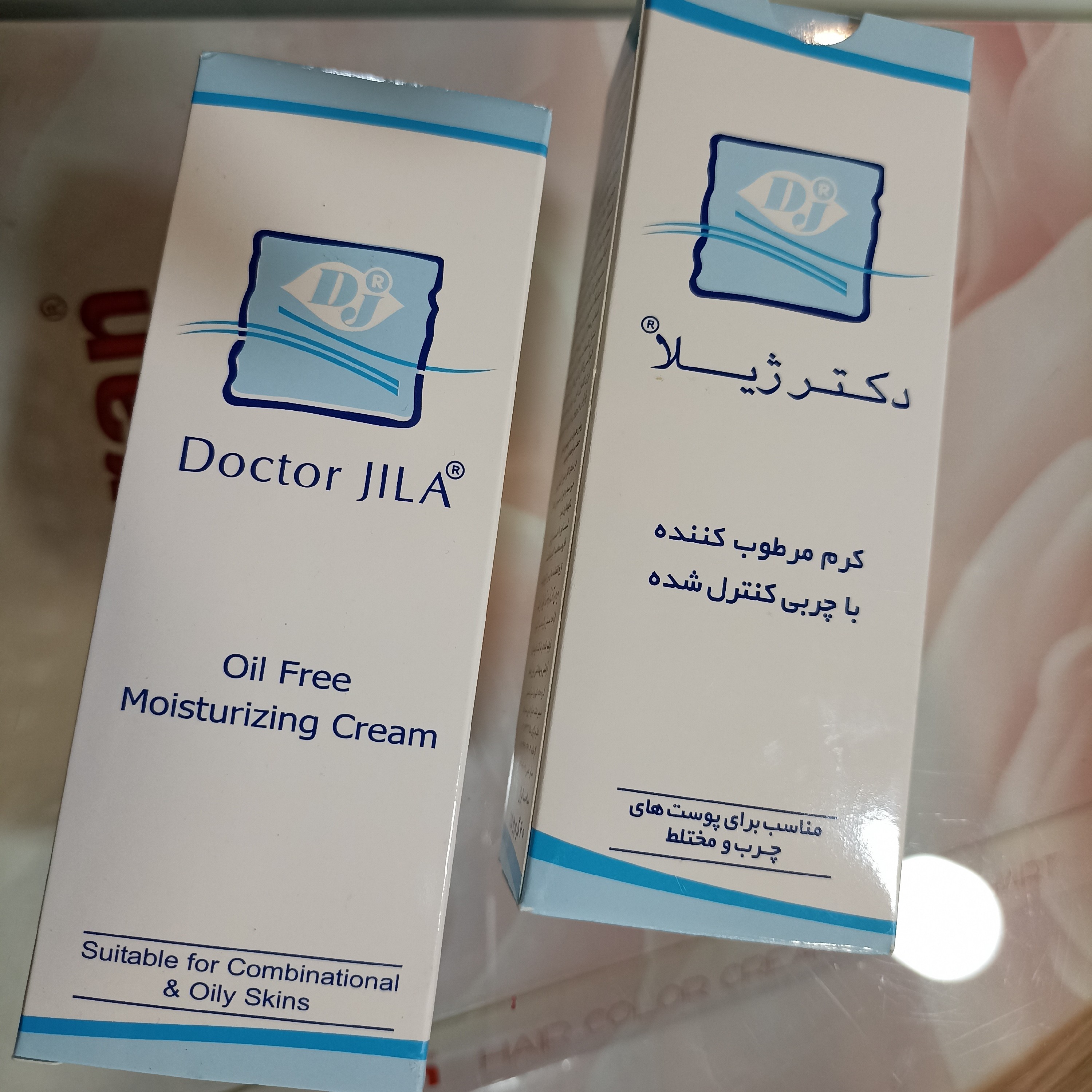 کرم مرطوب کننده با چربی کنترل شده دکتر ژیلا رنگی و بی رنگ