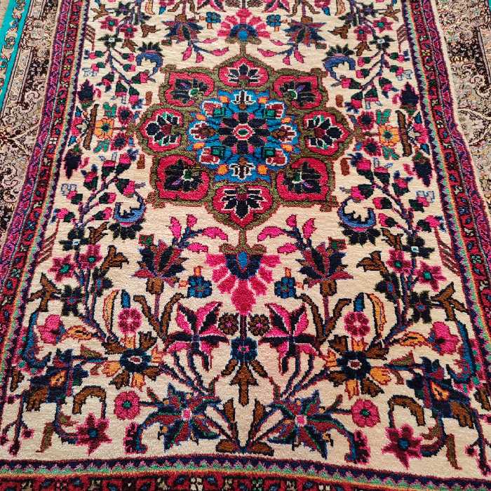 فرش دستبافت یک متری طرح گل کد SH 75