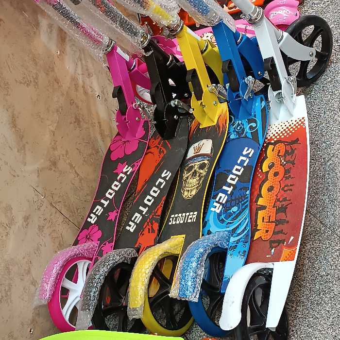 اسکوتر بزرگ کف پهن چرخ 200 میل در  رنگ های زرد و آبی 