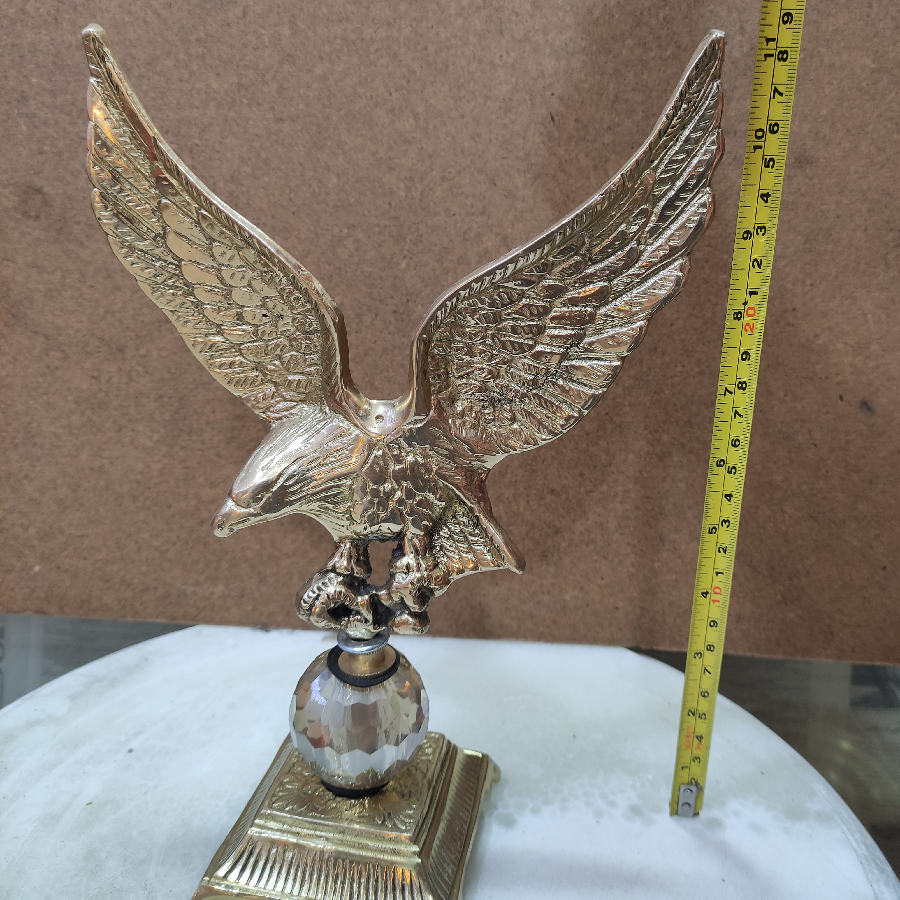 مجسمه عقاب روی گوی برنزی سیاه قلم کاری شده، کیفیت درجه 1