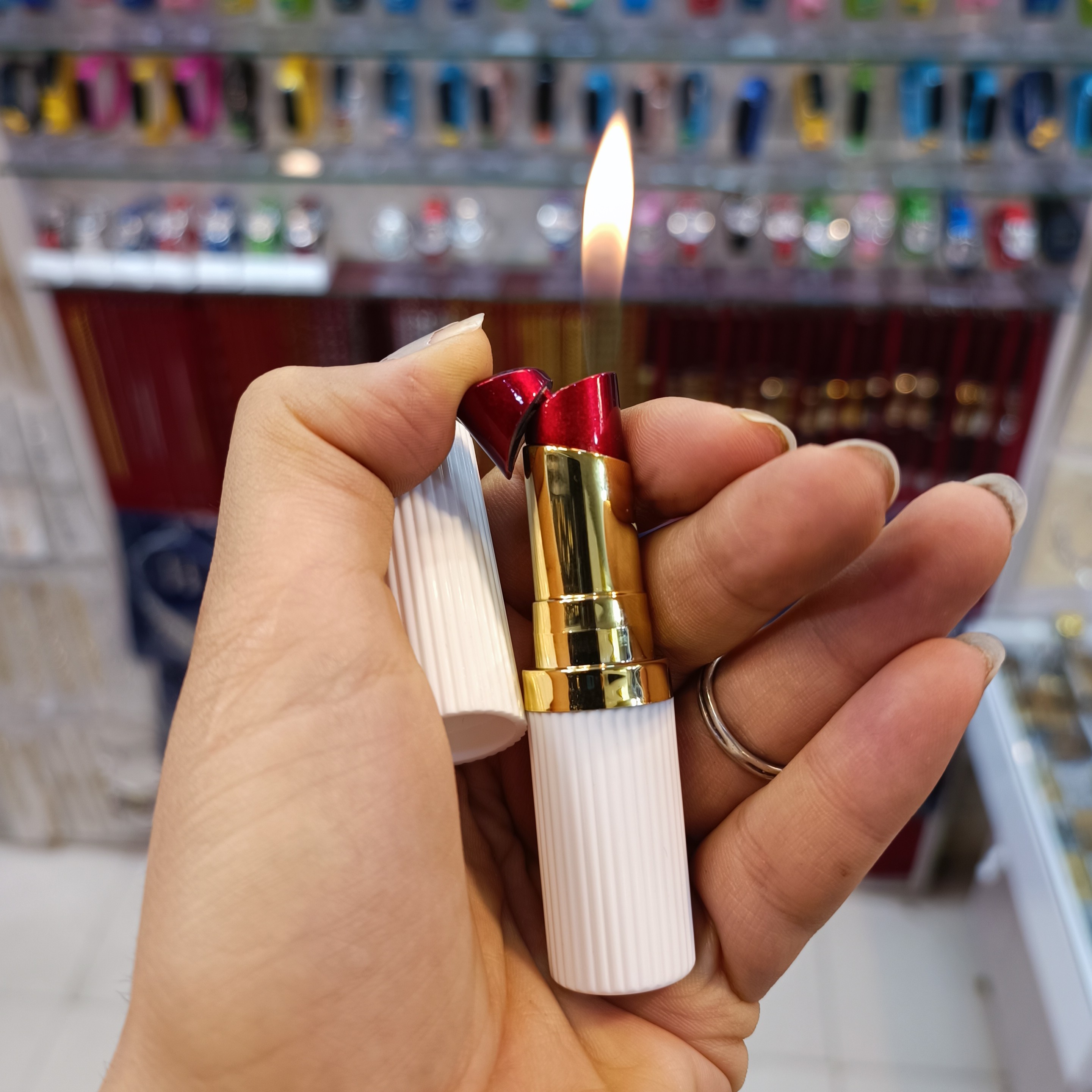 فندک طرح رژ لب در دو رنگ با کمترین هزینه ارسال نوع سوخت گاز مایع 