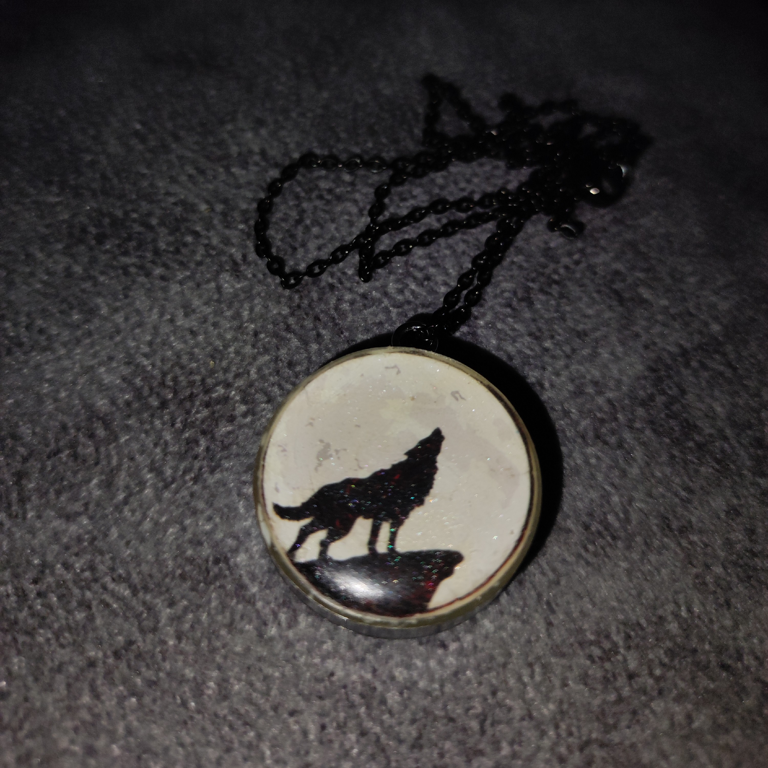 گردنبند شب تاب ماه و گرگ