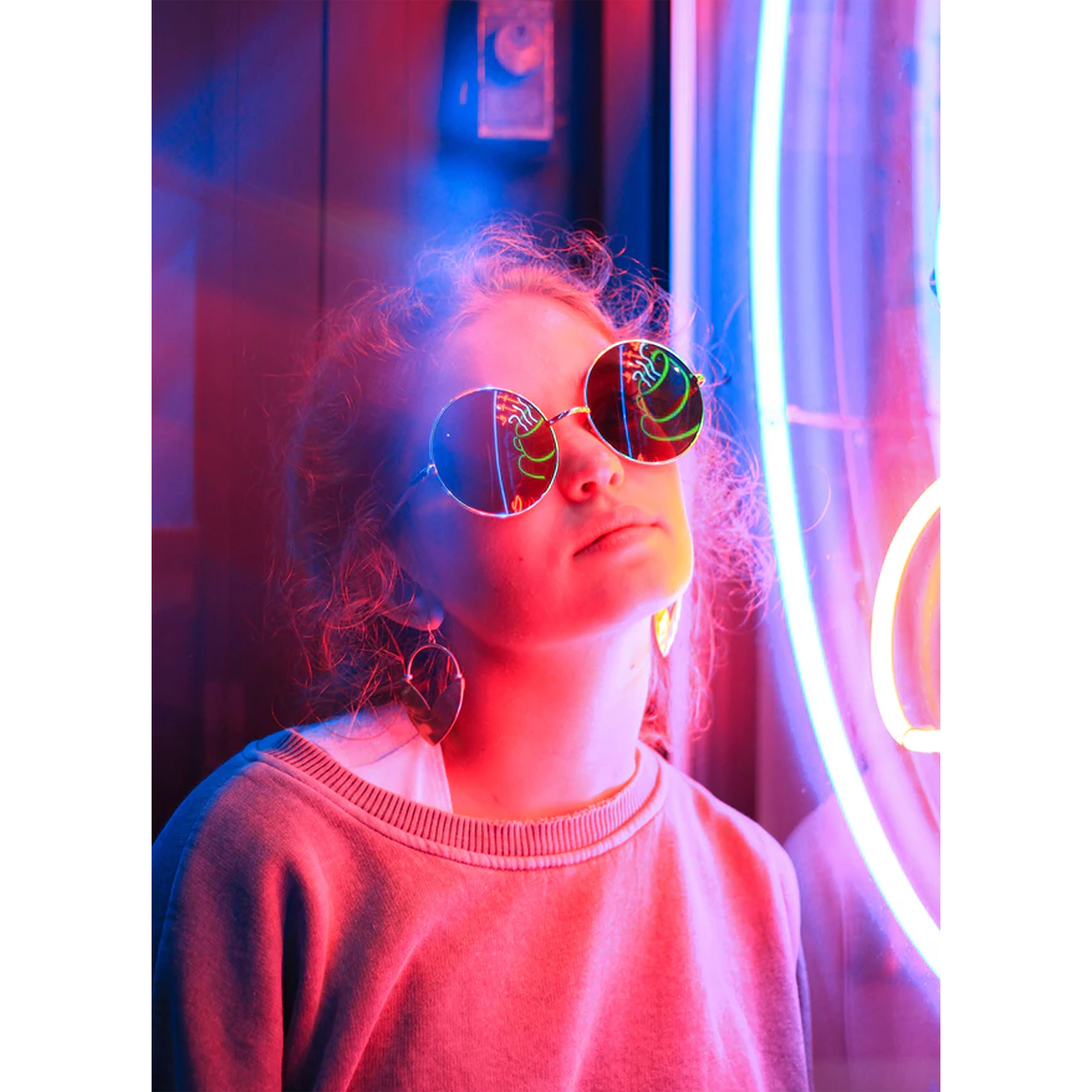 تابلو شاسی مدل دختری در نور