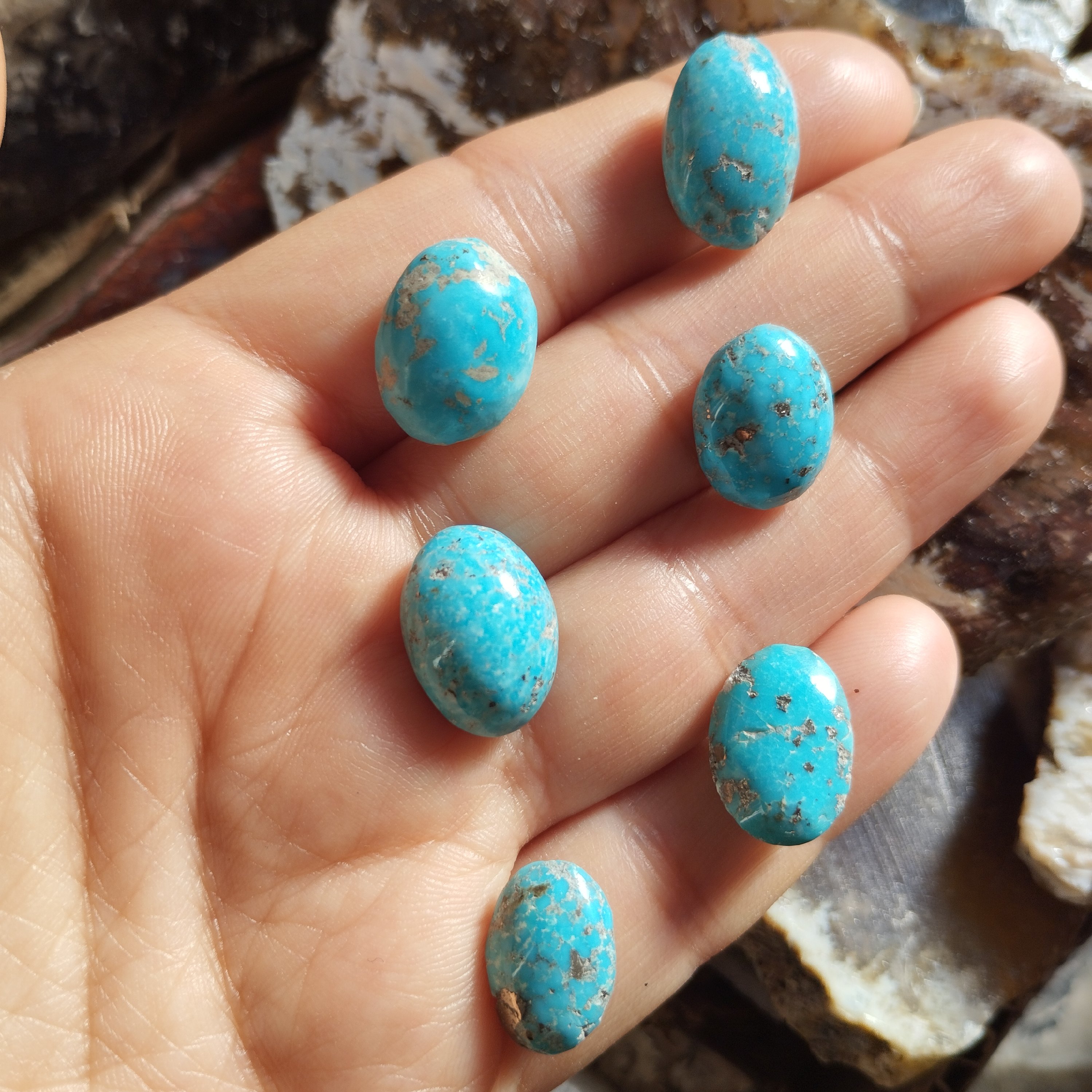  نگین فیروزه اصل رگه طلایی صادراتی کرمان 6 تایی درجه یک سایز کوچک نگین زنده با رنگ طبیعی 