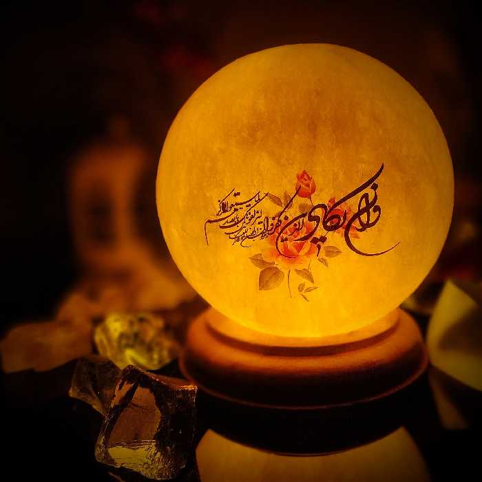 آباژور سنگ نمک مدل گوی آیه دار پایه چوبی