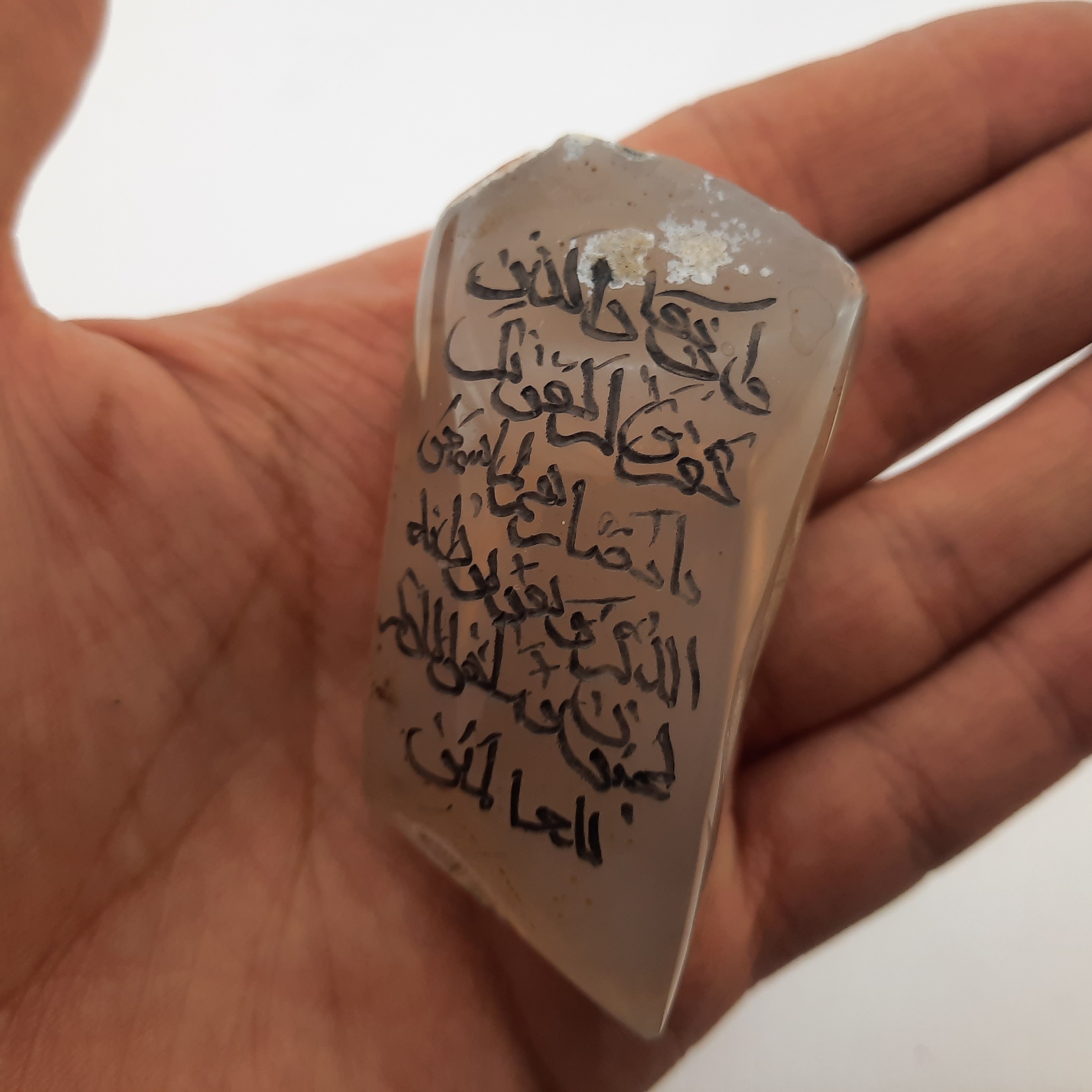 عقیق دکوری با حکاکی وان یکاد کد راف570 عقیق معدنی یک طرف پولیش حکاکی دار