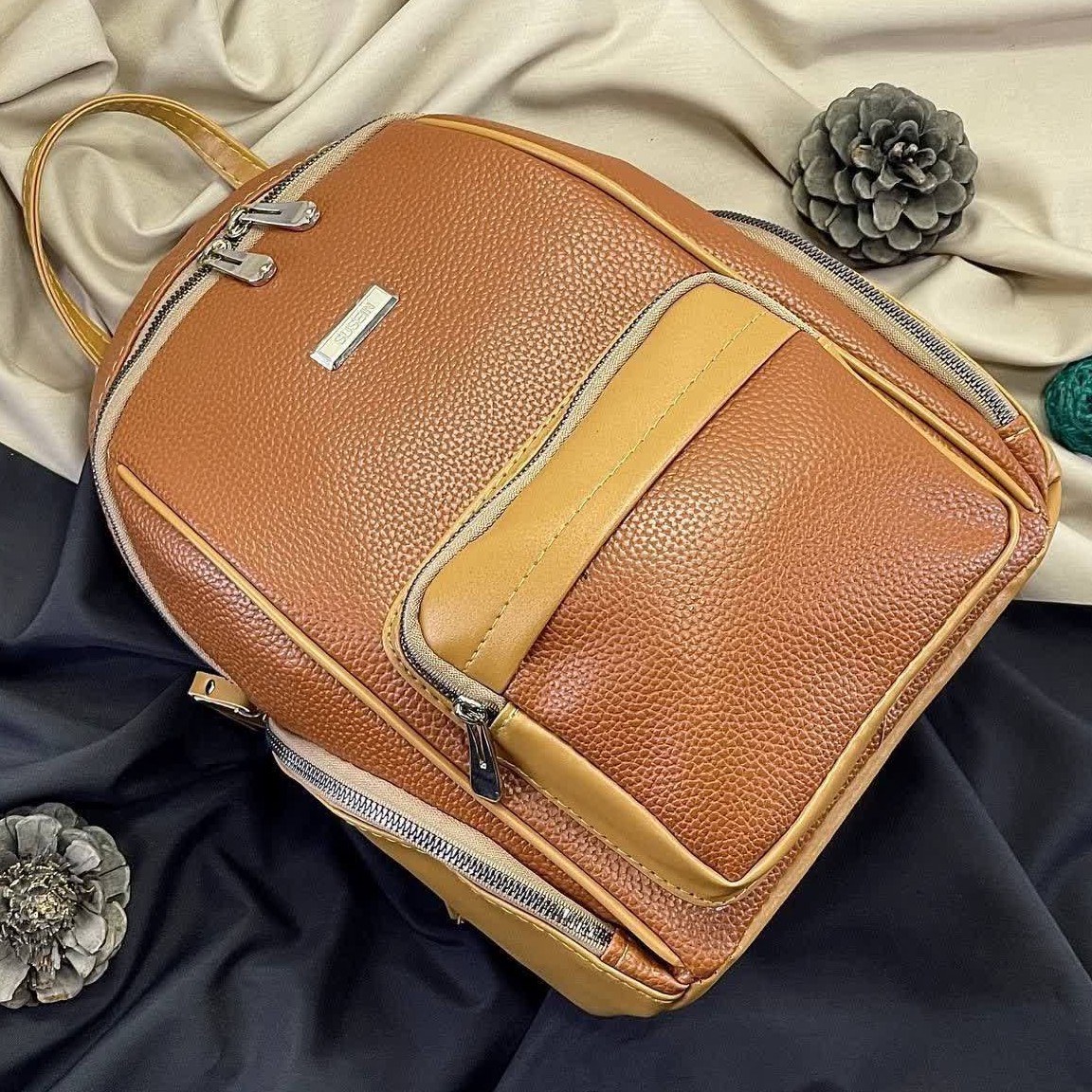 کوله
در7رنگ جذاب
 کیفیت دوخت عالی
جنس شرانگ
آستر و یراق خارجی رنگ ثابت
سایز 35در26