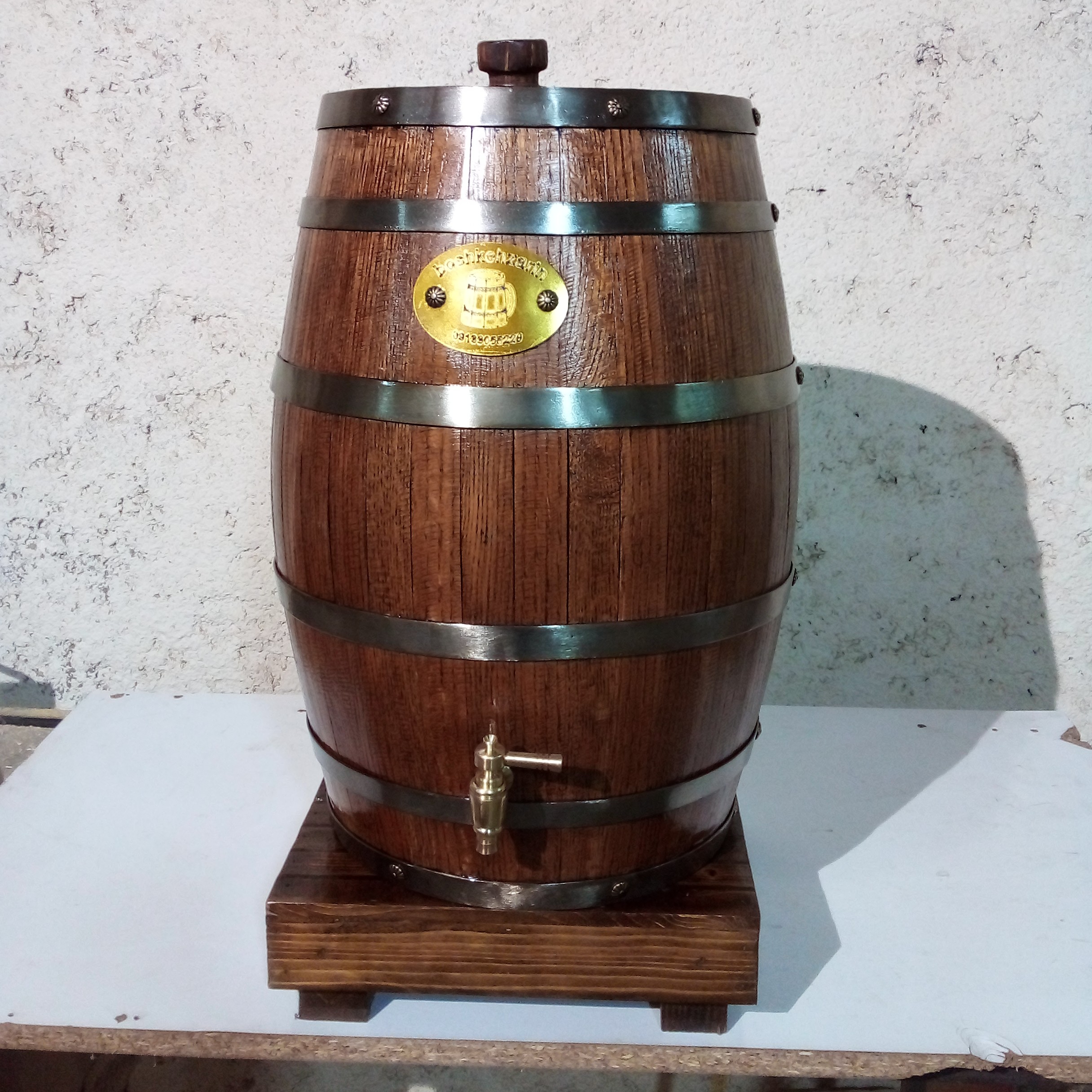 بشکه بلوط سفید امریکایی 25لیتری مدل ایستاده با 6تسمه فلزی محکم کننده  وتوسط اب ورطوبت ابندی میگردد