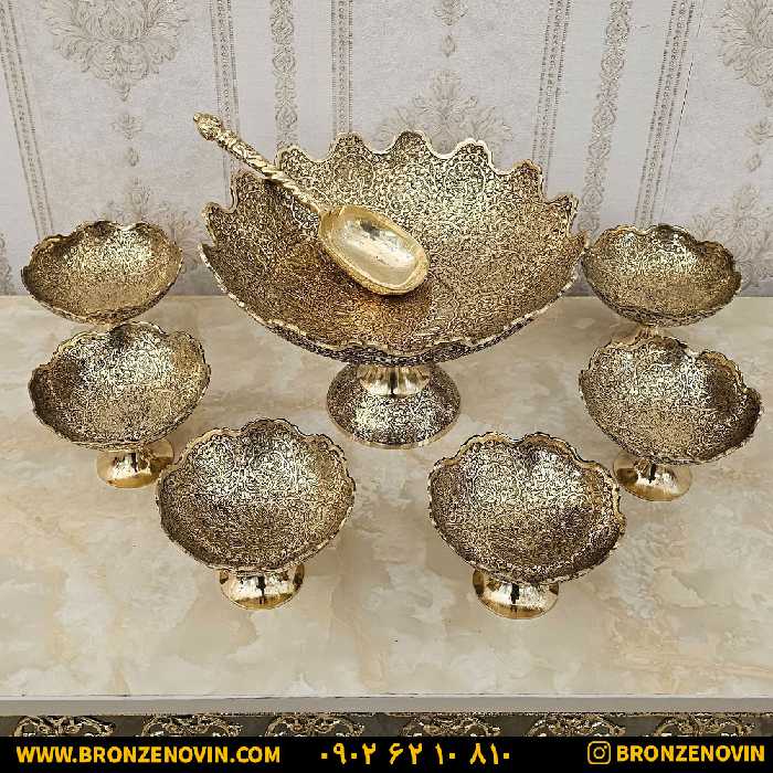 ظروف برنجی هندی طرح طاووس 8 تکه کد 3922 شامل میوه خوری برنجی و آجیل خوری برنجی با قاشق