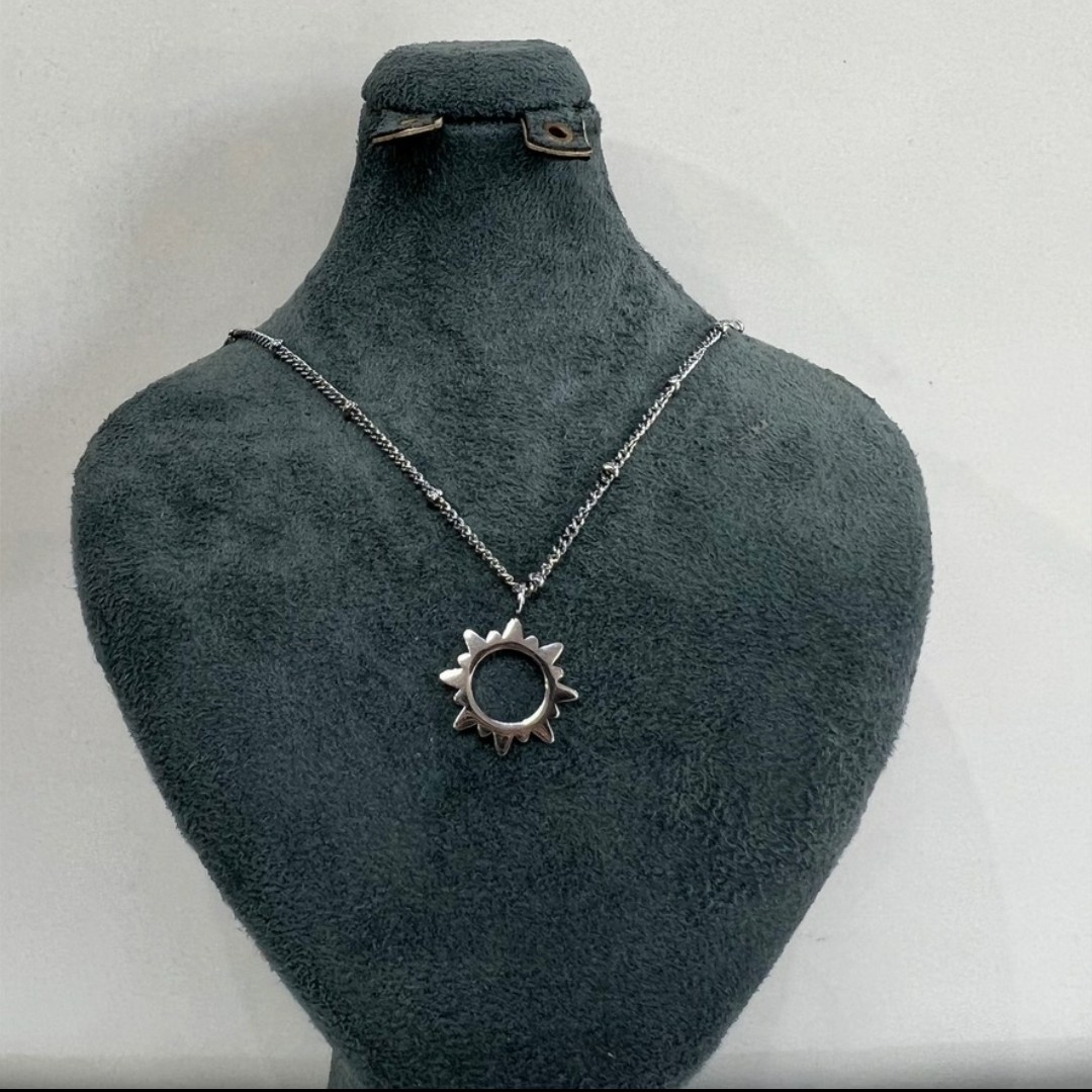 گردنبند ، همراه زنجیر ، طرح خورشید ، رنگ ثابت ، رنگ نقره ای