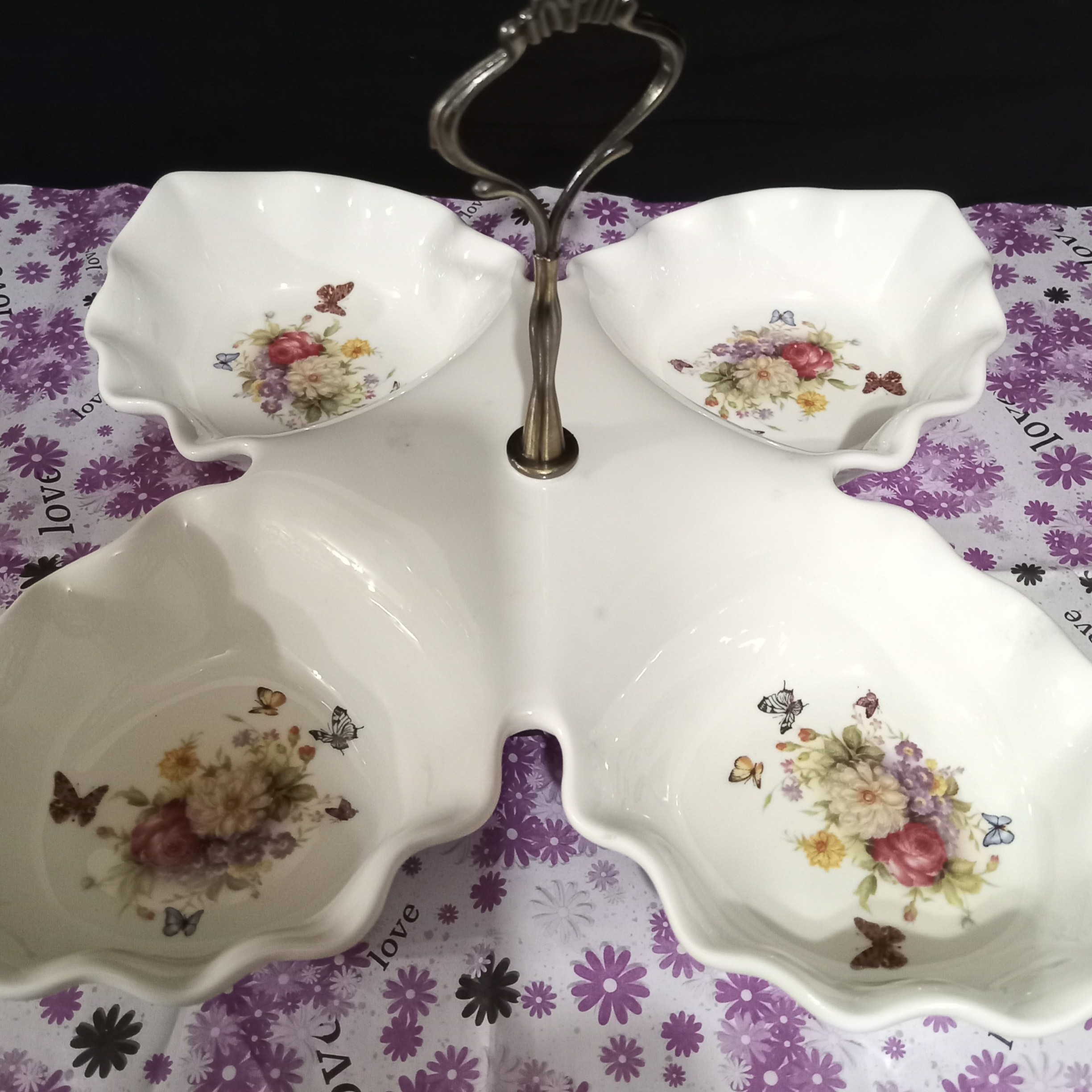 اردوچهارخانه قلبی گلدارچینی وارداتی ازکشورچین زیبا شیک مخصوص پذیرایی درسفر ه ومیز غذاخوری شما برای ترشیجات وشیرینی خور