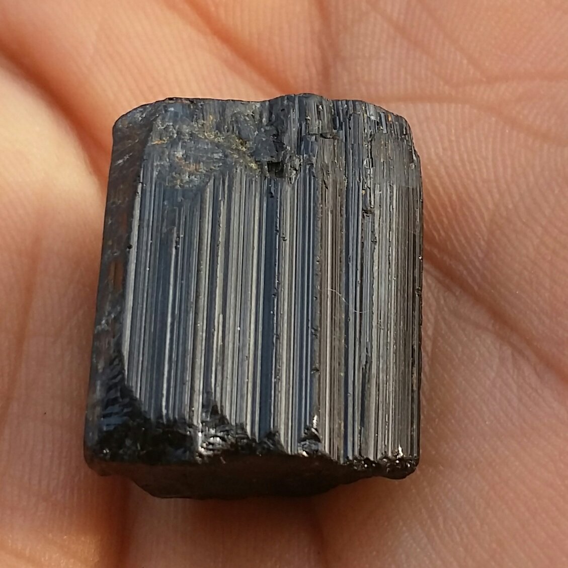 سنگ راف تورمالین شرول وارداتی ارزشمند شاهکار خلقت 100درصد طبیعی
مناسب جهت کلکسیون و ساخت نگین
بینهایت خا اص و زیبااااا