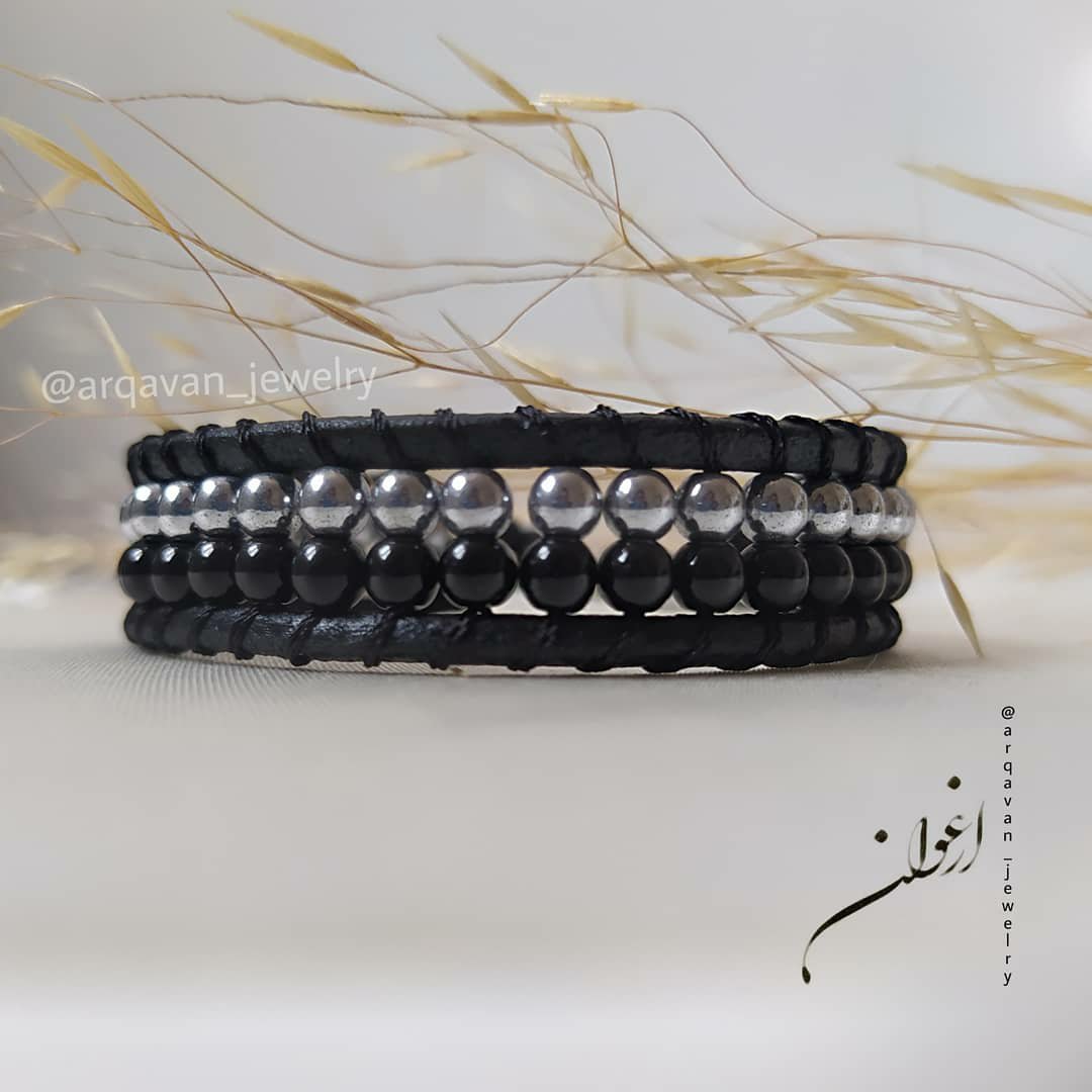 دستبند ترکیب سنگ اونیکس مشکی و حدید نقره‌ای، سایز دستبند 18سانتیمتر هست که با قفل تغییر هم میکنه