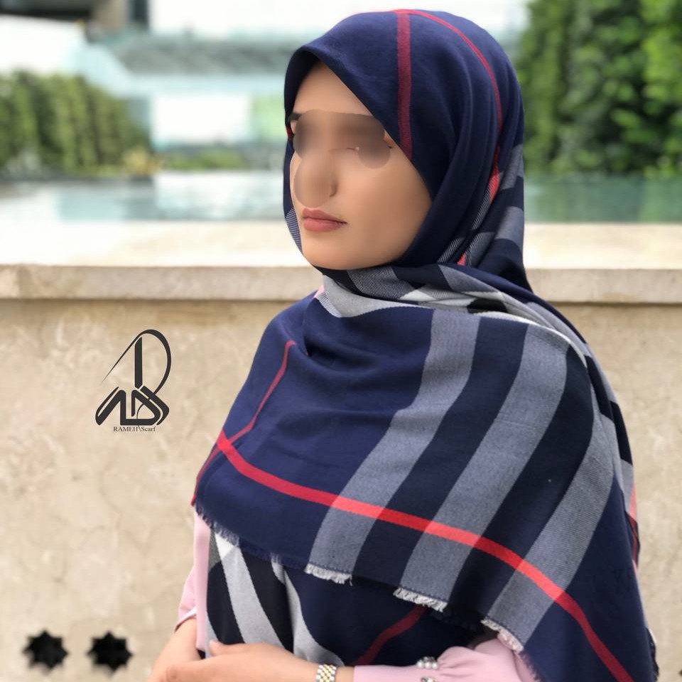 روسری کشمیر پاییزه اعلاء وارداتی طرح باربری رنگ سرمه ای روسری گرم روسری پاییزه روسری باربری روسری مجلسی روسری شیک