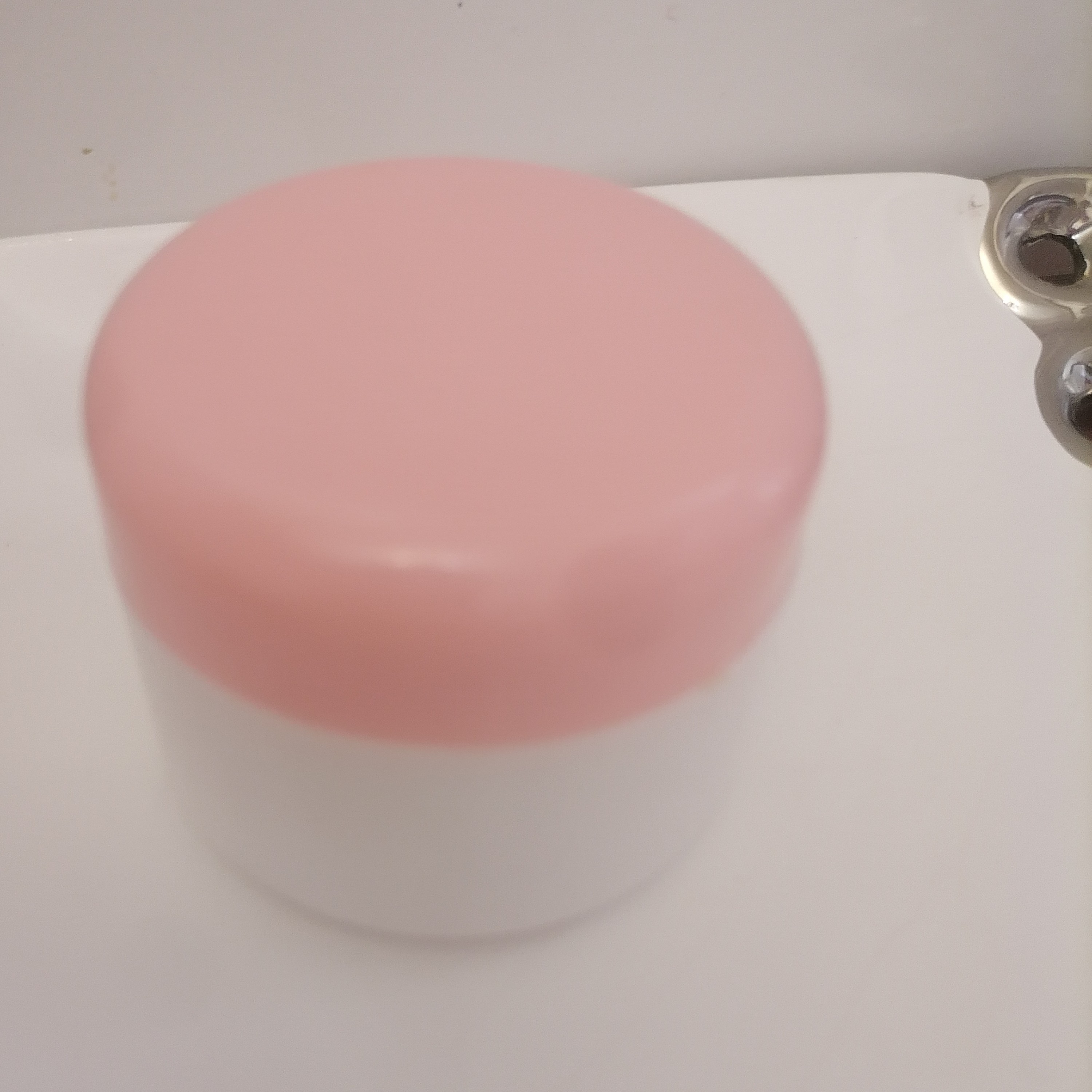 کرم مرطوب کننده شترمرغ مرطوب کننده قوی و سریع الجذب و مناسب برای پوست های خشک و چرب و رفع چروک پوستی با رایحه ای دلنشین