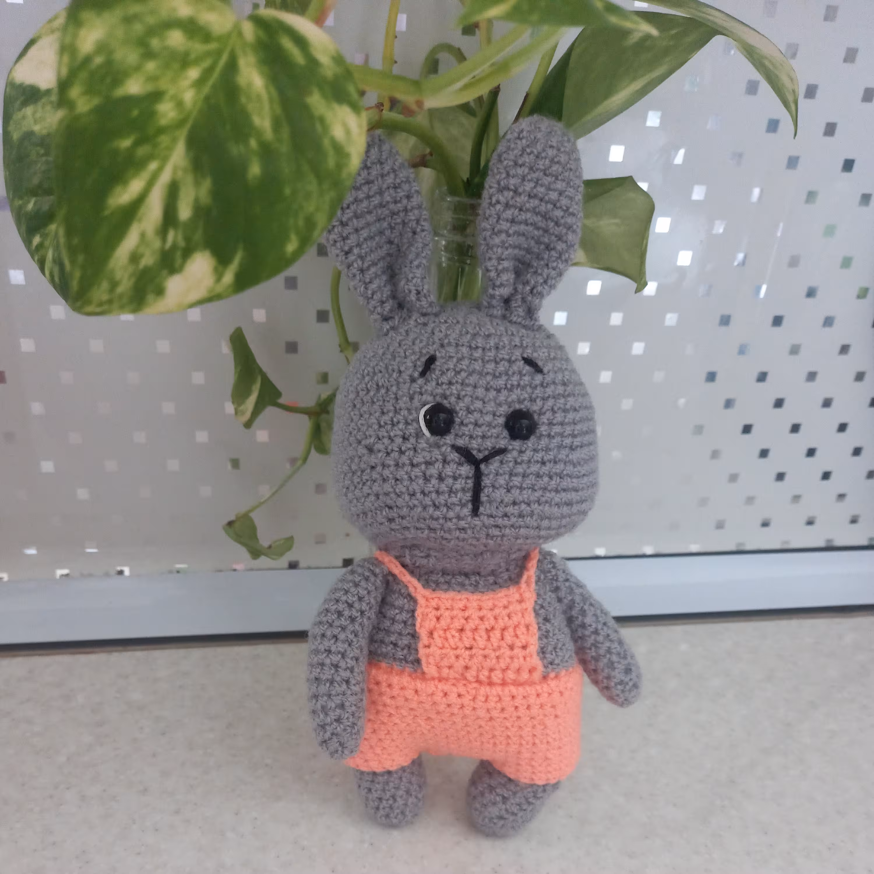 عروسک بافتنی خرگوش ازجنس کاموا و پر شده با پشم شیشه