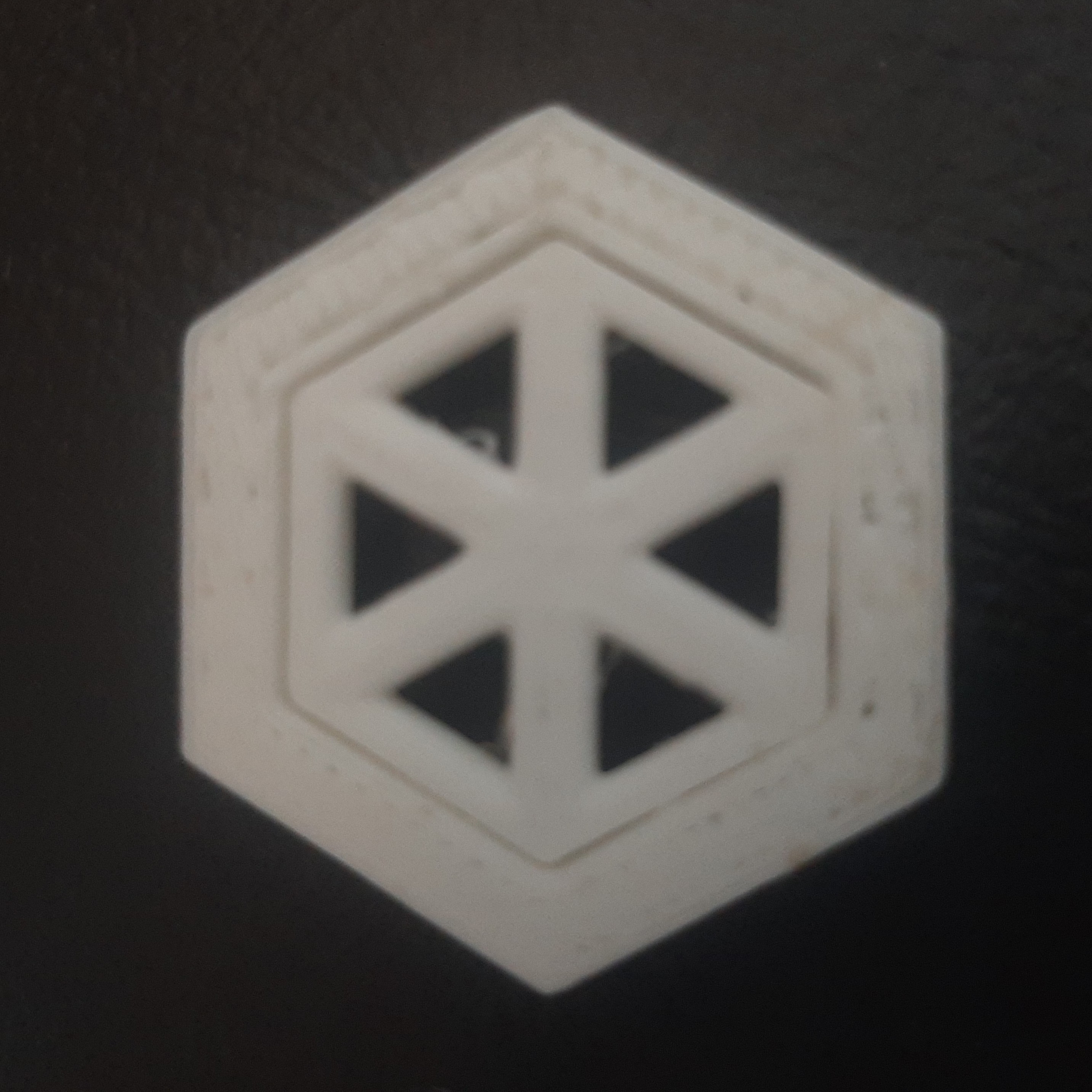 پنجره مینیاتوری 6ضلعی سفید اندازه 3ونیم سانت عرض 1ونیم ارتفاع نیم سانت 